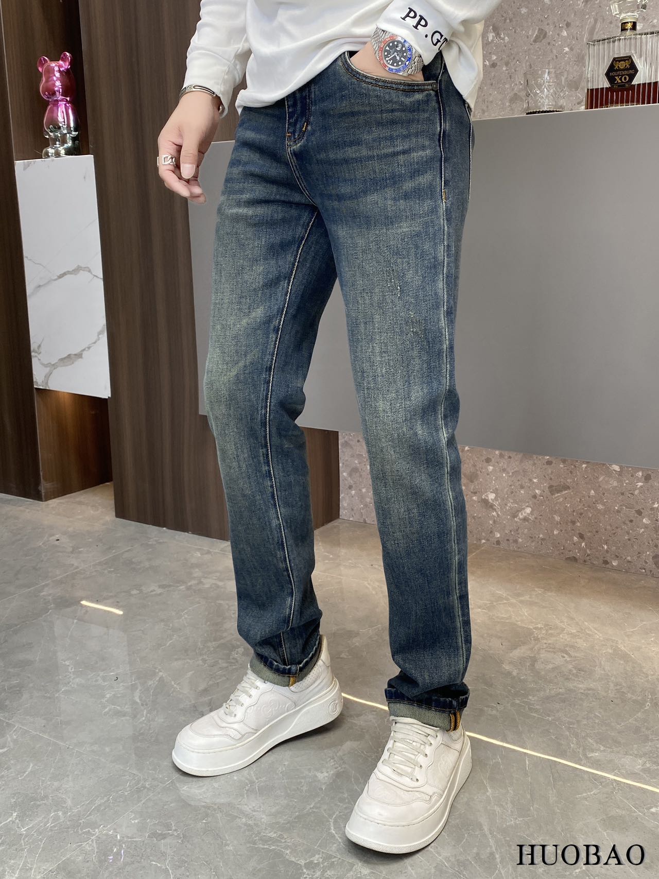 NO:539055,GUC*I 2025 autumn and winter new men's jeans. True classic, fashionable, durable and versatile style, no trend restrictions, high-end custom denim fabric, the fabric is washed with special garment and lightly hand-matte treatment, presenting a natural and mellow fresh effect, bringing a super soft touch, perfect combination and exquisite craftsmanship, the back pocket brand LOGO design perfectly echoes leather brand, full of luxury. Original tailoring, a must-have item for high-end series. Size 29 - 36 35.,,gucci,jeans,alexander wang19860909GUC*I 古*奇 2025 秋冬新款男士牛仔裤.真正的经典时髦耐穿百搭款,无潮流限制,高级定制牛仔布料,面料经特殊成衣水洗与轻微手工磨砂处理,呈现自然醇尚的清新效果,带来超赞的柔和触感,完美合体修身,工艺精湛考究,后袋品牌LOGO设计,与皮牌完美相呼应,奢华感十足.原版剪裁,高端系列必入单品.尺码29 - 36 35.,,gucci,jeans,alexander wang,Men's clothing