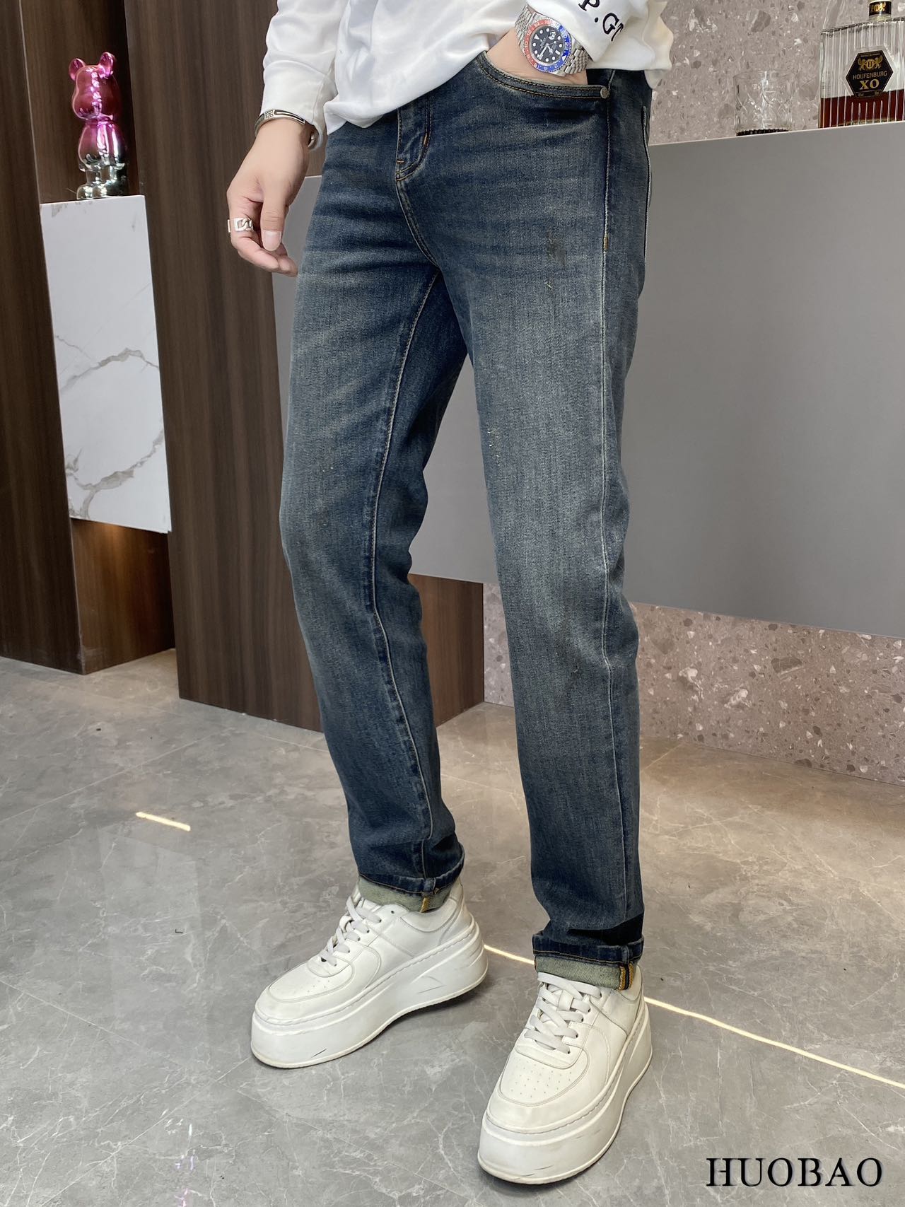 NO:539058,LOEW*E 2025 Autumn and Winter New Men's Jeans. True classic, fashionable, durable and versatile style, no trend restrictions, high-end custom denim fabric, the fabric is washed with special garment and lightly hand-matte treatment, presenting a natural and mellow fresh effect, bringing a super soft touch, perfect combination and exquisite craftsmanship, the back pocket brand LOGO design perfectly echoes leather brand, full of luxury. Original tailoring, a must-have item for high-end series. Size 29 - 36 35.,,loewe,loewe,jeans,alexander wang19860909LOEW*E 罗意*威 2025 秋冬新款男士牛仔裤.真正的经典时髦耐穿百搭款,无潮流限制,高级定制牛仔布料,面料经特殊成衣水洗与轻微手工磨砂处理,呈现自然醇尚的清新效果,带来超赞的柔和触感,完美合体修身,工艺精湛考究,后袋品牌LOGO设计,与皮牌完美相呼应,奢华感十足.原版剪裁,高端系列必入单品.尺码29 - 36 35.,,loewe,loewe,jeans,alexander wang,Men's clothing