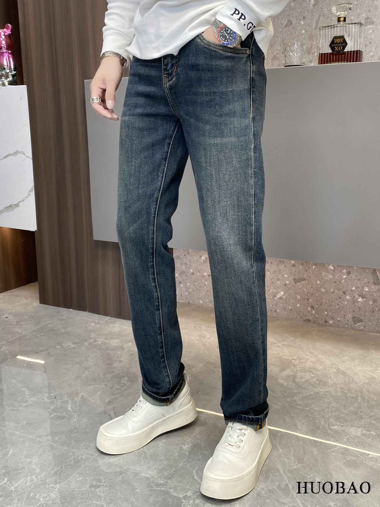 NO:539061,Di*r Di*r 2025 autumn and winter new men's jeans. True classic, fashionable, durable and versatile style, no trend restrictions, high-end custom denim fabric, the fabric is washed with special garment and lightly hand-matte treatment, presenting a natural and mellow fresh effect, bringing a super soft touch, perfect combination and exquisite craftsmanship, the back pocket brand LOGO design perfectly echoes leather brand, full of luxury. Original tailoring, a must-have item for high-end series. Size 29 - 36 35.,,jeans,alexander wang19860909Di*r 迪*奥 2025 秋冬新款男士牛仔裤.真正的经典时髦耐穿百搭款,无潮流限制,高级定制牛仔布料,面料经特殊成衣水洗与轻微手工磨砂处理,呈现自然醇尚的清新效果,带来超赞的柔和触感,完美合体修身,工艺精湛考究,后袋品牌LOGO设计,与皮牌完美相呼应,奢华感十足.原版剪裁,高端系列必入单品.尺码29 - 36 35.,,jeans,alexander wang,Men's clothing