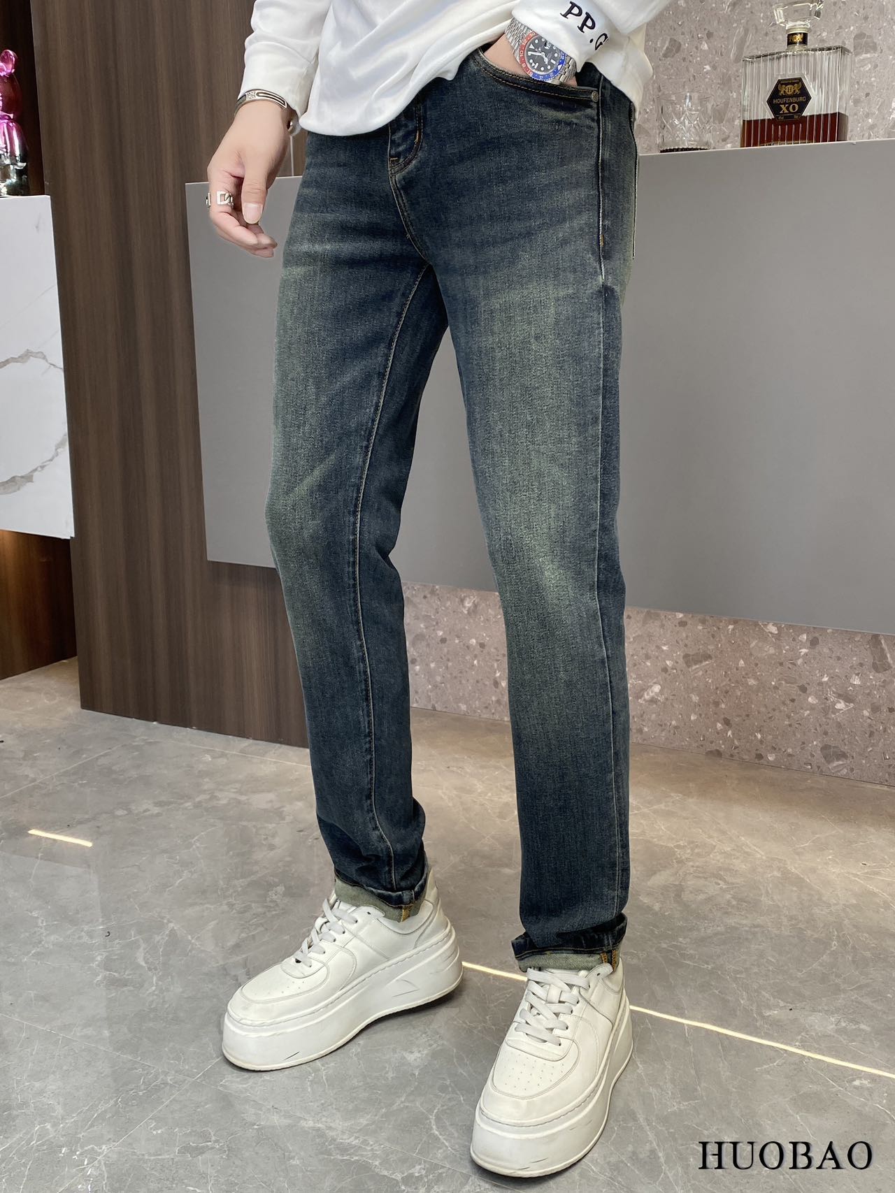 NO:539064,Moncl*r 2025 autumn and winter new men's jeans. Real classic, fashionable, durable and versatile style, no trend restrictions, high-end custom denim fabric, the fabric is washed with special garment and lightly hand-matte treatment, presenting a natural and mellow fresh effect, bringing a super soft touch, perfect combination and exquisite craftsmanship, the back pocket brand LOGO design perfectly echoes the leather brand, full of luxury. Original tailoring, a must-have item for high-end series. Size 29 - 36 35.,,jeans,alexander wang19860909Moncl*r 蒙*口 2025 秋冬新款男士牛仔裤.真正的经典时髦耐穿百搭款,无潮流限制,高级定制牛仔布料,面料经特殊成衣水洗与轻微手工磨砂处理,呈现自然醇尚的清新效果,带来超赞的柔和触感,完美合体修身,工艺精湛考究,后袋品牌LOGO设计,与皮牌完美相呼应,奢华感十足.原版剪裁,高端系列必入单品.尺码29 - 36 35.,,jeans,alexander wang,Men's clothing