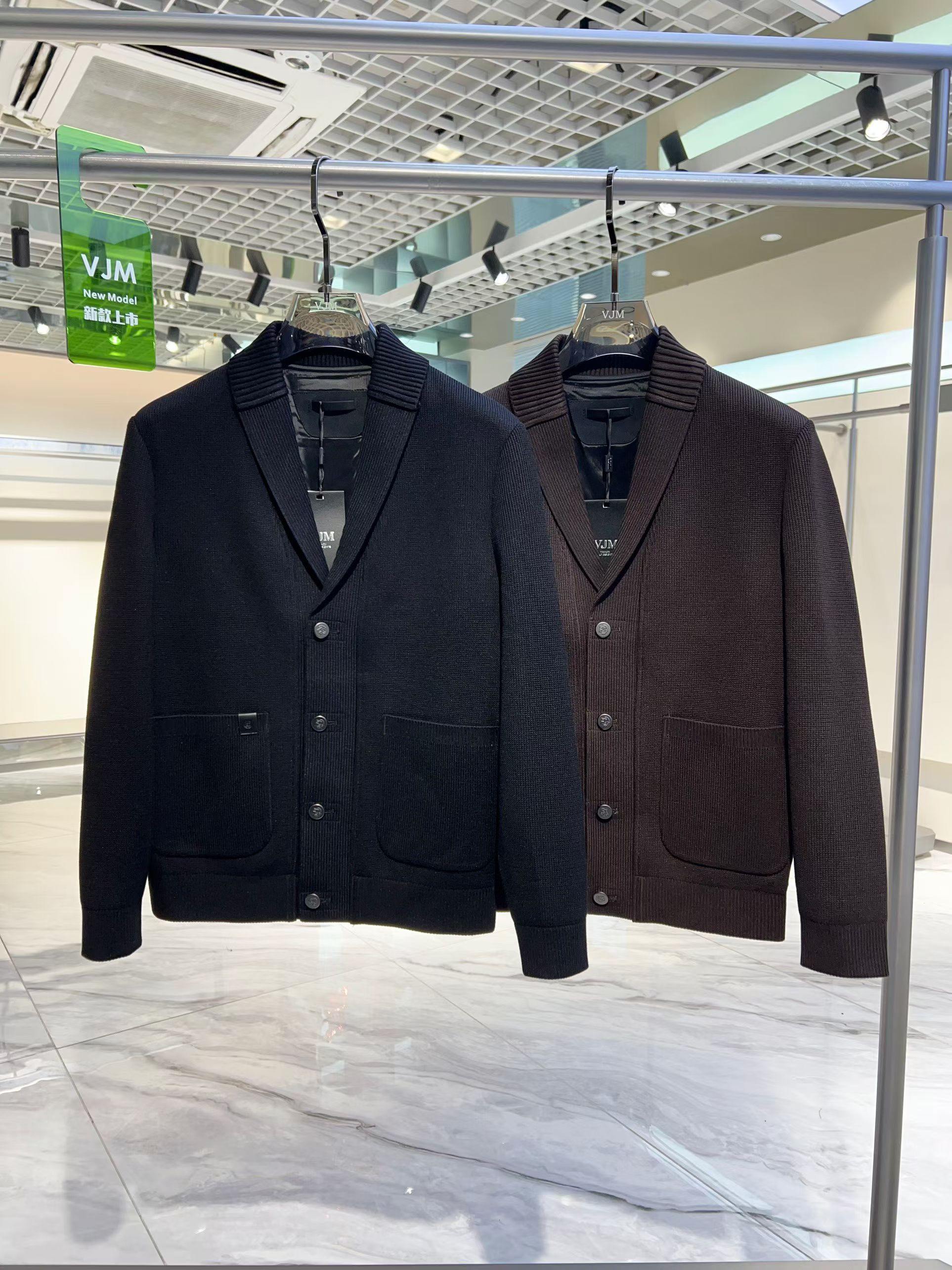 NO:547622,Loro Pian*a 2025 autumn and winter new men's casual knitted jacket. The latest cabinet series, on sale series. From a big-name first-tier factory, the quality is perfect enough!  A very well-tuned item, high-end custom fabric, comfortable and breathable characteristics are highly favored. The whole body is full of LOGO design, and the upper body effect is excellent!  The original cut and the details show the style of a big brand. This season's equipment will be collected with your eyes closed!  Size 48 - 56, maximum wearable 190 catties., loro piana, jackets & coats, alexander wang19860909Loro Pian*a 诺悠*翩雅 2025 秋冬新款男士休闲针织外套.最新上柜系列,在售系列.来自大佬级的一线工厂,品相足够完美！非常有调调的一款单品,高级定制面料,舒适与透气特性备受青睐.通体满花LOGO设计,上身效果超赞！原版剪裁,细节尽显大牌范,这一季闭眼就收的装备！尺码48 - 56,最大可穿190斤.,,loro piana,jackets & coats,alexander wang,Men's clothing