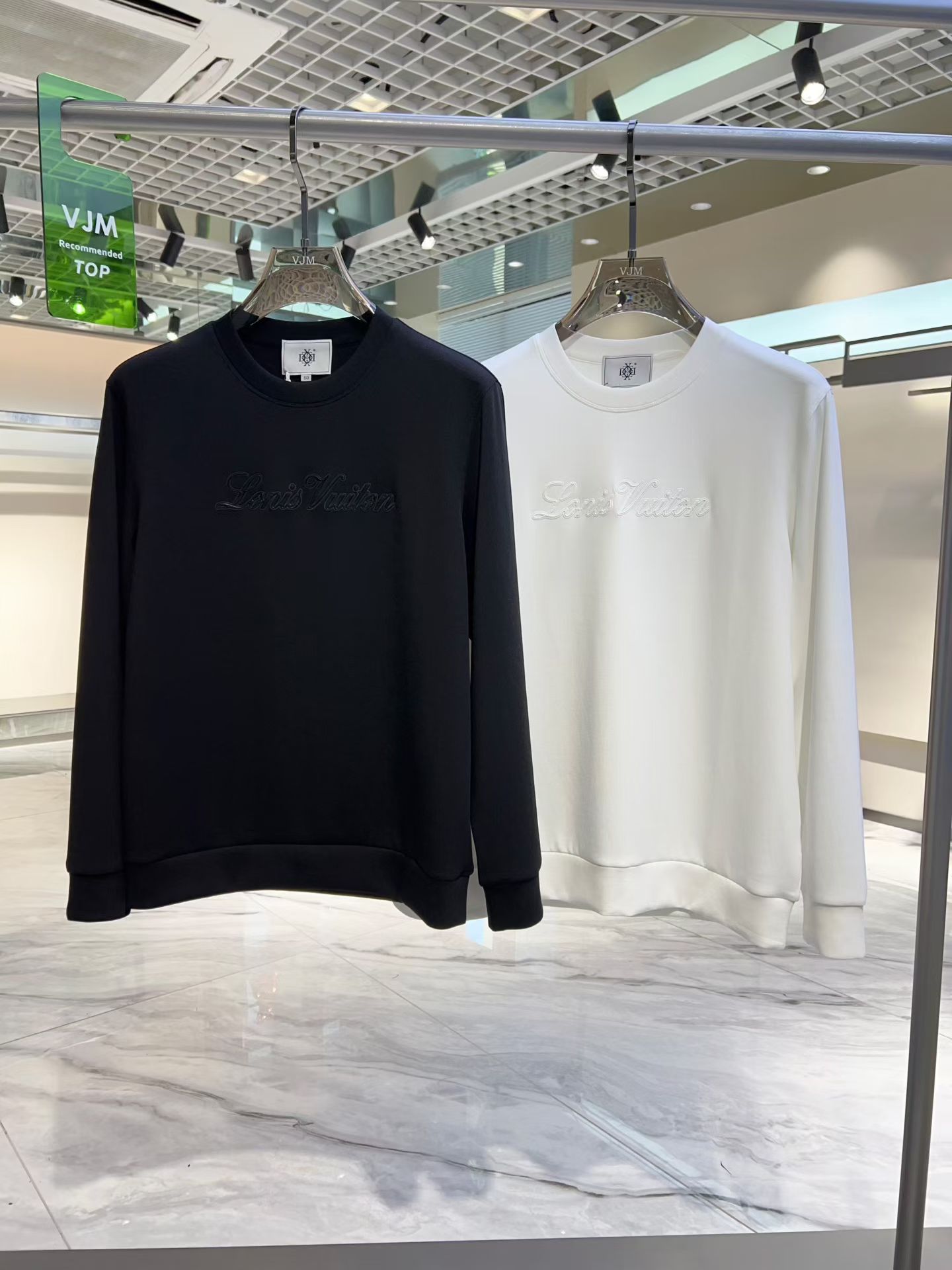 NO:547601,Louis Vuitt*n 2025 autumn and winter new men's round neck pullover sweatshirts. High-end office buildings, heavyweight stunning items, high street mix and match tone, eye-catching and powerful work, unique craftsmanship on the chest, rich visual effects. Italian customer-supplied high-strength sweatshirts customized fabric, excellent drape, and strong gloss bring a strong texture. Italian slim tailoring, super good fashionable and stylish inside and outside, giving men the most exquisite dress. Color picture and color Size M-3XL, can be worn up to 190 kilograms.,,louis vuitton,louis vuitton,hoodie,sweatshirts,alexander wang19860909Louis Vuitt*n 路易*威登 2025 秋冬新款男士圆领套头卫衣.写字楼高端货品,重磅级尤物单品,高街混搭腔调有味,吸睛有力之作,胸前独特工艺制作图案,视觉效果丰富.意大利客供高股卫衣定制面料,垂感极佳,光泽度带来强烈的质感,意式修身剪裁,超好的时髦内外兼搭单品,给予男人最精致打扮.颜色图色 尺码M-3XL,最大可穿到190斤.,,louis vuitton,louis vuitton,hoodie,sweatshirts,alexander wang,Men's clothing