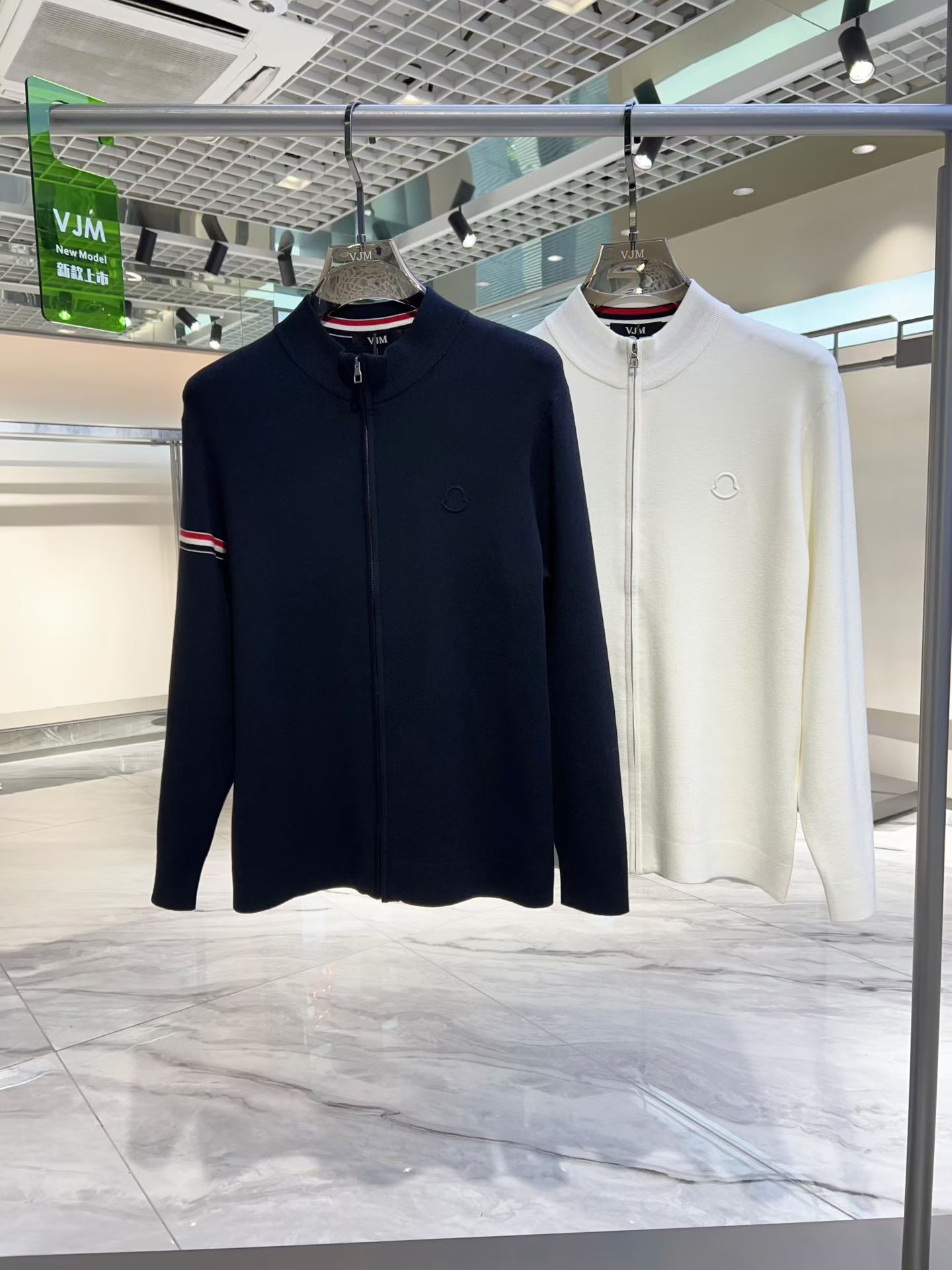 NO:547605,Moncl*r Meng*kou 2025 autumn and winter new men's casual knitted wool cardigan. The latest cabinet series, on sale series. From a big-name first-tier factory, the quality is perfect enough!  A very well-tuned item, high-end custom fabric, comfortable and breathable characteristics are highly favored. The whole body is full of LOGO design, and the upper body effect is excellent!  The original cut and the details show the style of a big brand. This season's equipment will be collected with your eyes closed!  Size 48 - 56, maximum wearable 190 catties.,,alexander wang19860909Moncl*r 蒙*口 2025 秋冬新款男士休闲针织羊毛开衫.最新上柜系列,在售系列.来自大佬级的一线工厂,品相足够完美！非常有调调的一款单品,高级定制面料,舒适与透气特性备受青睐.通体满花LOGO设计,上身效果超赞！原版剪裁,细节尽显大牌范,这一季闭眼就收的装备！尺码48 - 56,最大可穿190斤.,,alexander wang,Men's clothing