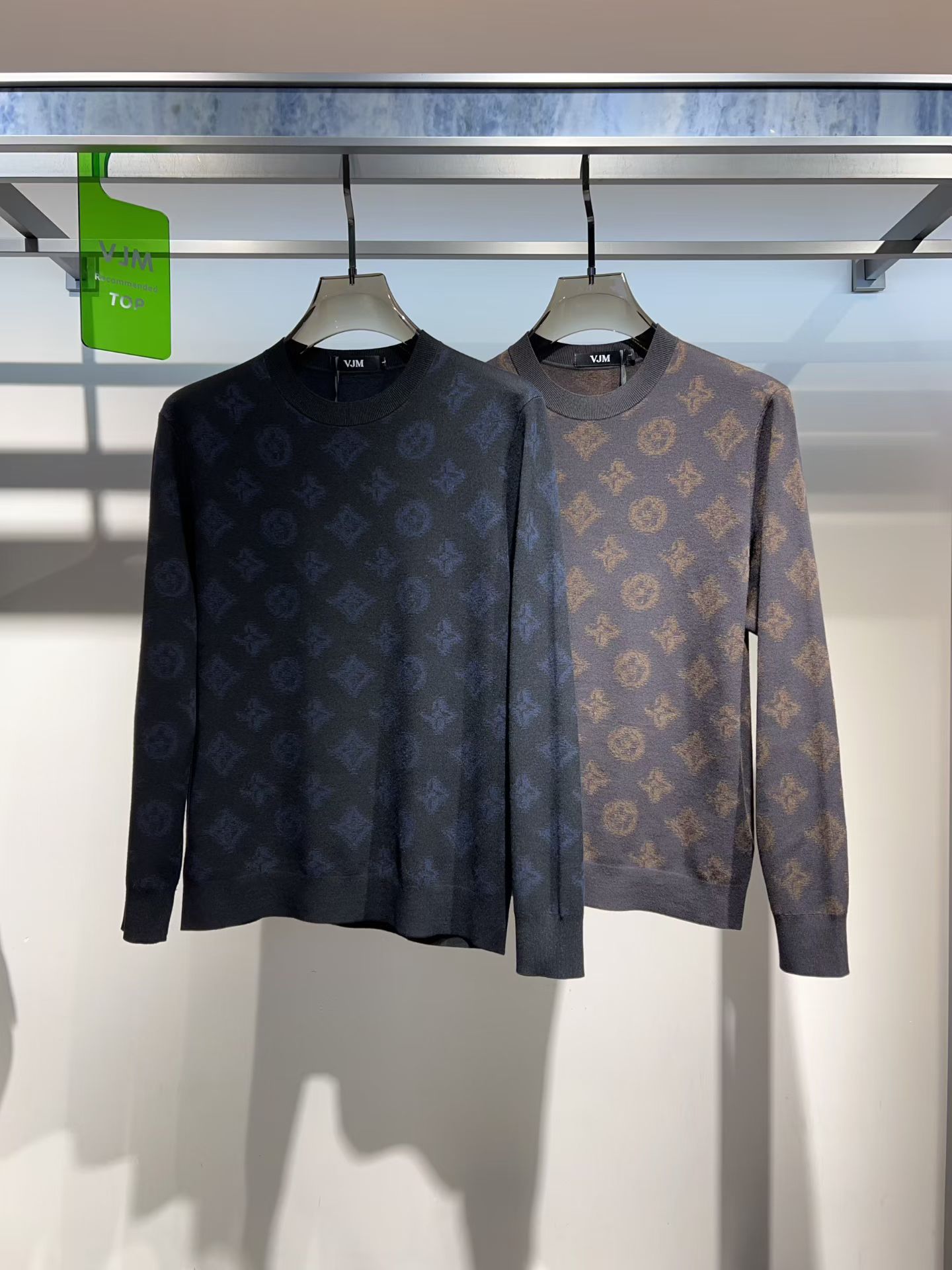 NO:547609,Louis Vuitt*n 2025 autumn and winter new men's casual knitted wool sweater. The latest cabinet series, on sale series. From a big-name first-tier factory, the quality is perfect enough!  A very well-tuned item, high-end custom fabric, comfortable and breathable characteristics are highly favored. The whole body is full of LOGO design, and the upper body effect is excellent!  The original cut and the details show the style of a big brand. This season's equipment will be collected with your eyes closed!  Size 48 - 56, maximum wearable 190 catties.,,louis vuitton,louis vuitton,alexander wang19860909Louis Vuitt*n 路易*威登 2025 秋冬新款男士休闲针织羊毛衫.最新上柜系列,在售系列.来自大佬级的一线工厂,品相足够完美！非常有调调的一款单品,高级定制面料,舒适与透气特性备受青睐.通体满花LOGO设计,上身效果超赞！原版剪裁,细节尽显大牌范,这一季闭眼就收的装备！尺码48 - 56,最大可穿190斤.,,louis vuitton,louis vuitton,alexander wang,Men's clothing