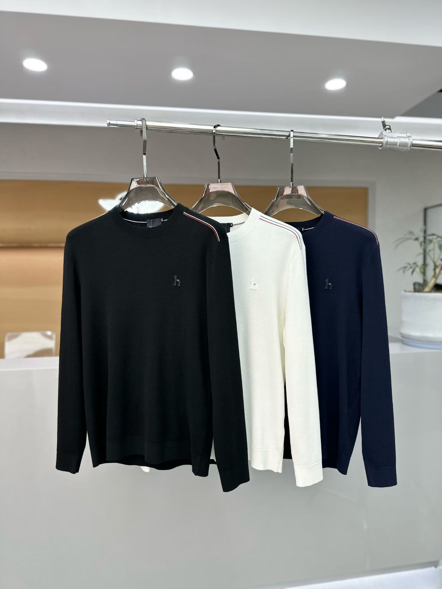 NO:549334,HERME*S 2025 autumn and winter new men's casual wool sweater, the latest cabinet series, on sale series. From a big-name first-tier factory, the quality is perfect enough!  A very well-tuned item, high-end custom fabric, comfortable and breathable characteristics are highly favored. The whole body is full of LOGO design, and the upper body effect is excellent!  The original cut and the details show the style of a big brand. This season's equipment will be collected with your eyes closed!  Size 48-56, maximum wearable 190 catties., hermes, hermes, alexander wang19860909HERME*S 爱马*仕 2025 秋冬新款男士休闲羊毛衫,最新上柜系列,在售系列.来自大佬级的一线工厂,品相足够完美！非常有调调的一款单品,高级定制面料,舒适与透气特性备受青睐.通体满花LOGO设计,上身效果超赞！原版剪裁,细节尽显大牌范,这一季闭眼就收的装备！尺码48- 56,最大可穿190斤.,,hermes,hermes,alexander wang,Men's clothing