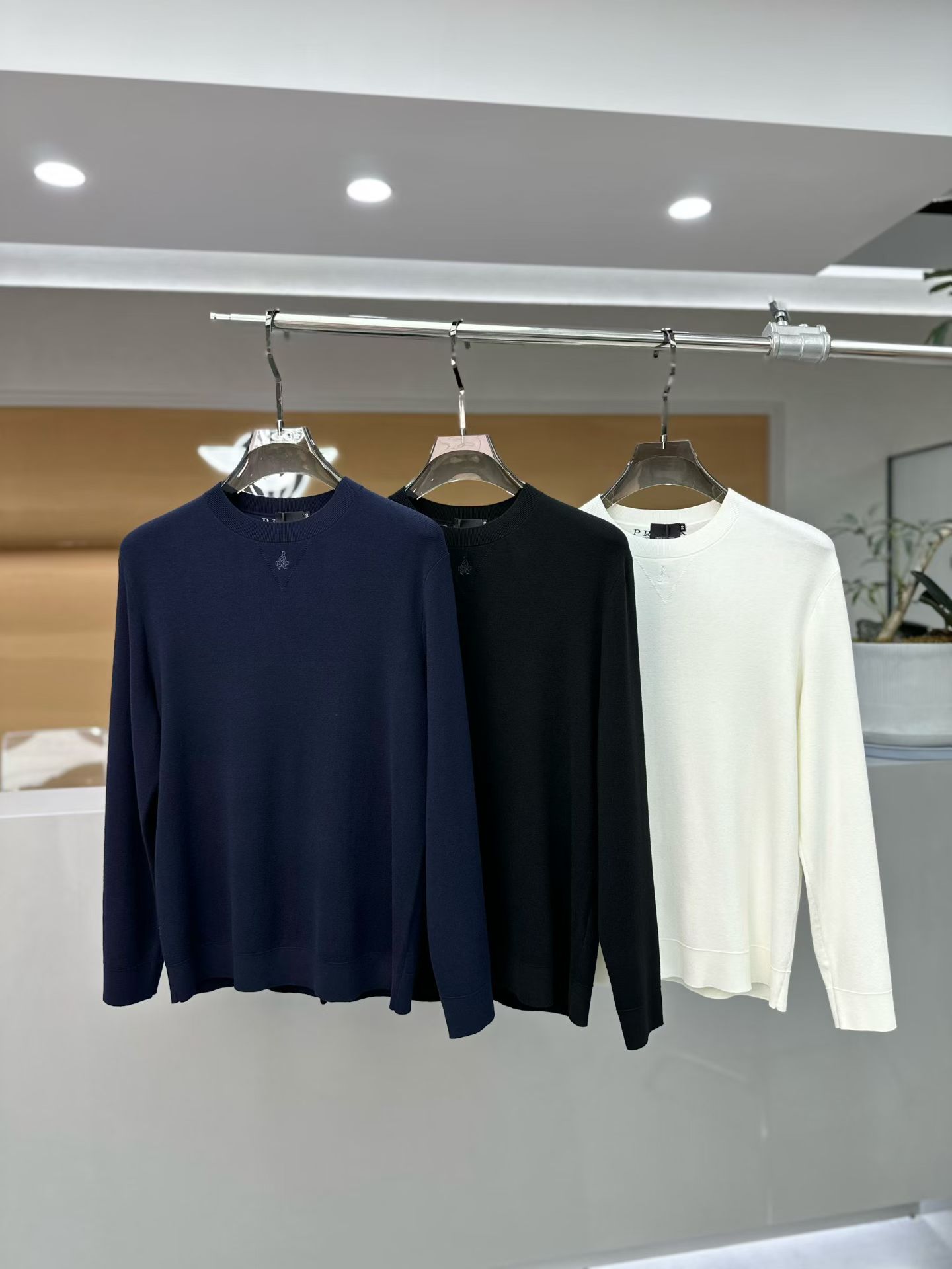 NO:549339,PRA*A 2025 autumn and winter new men's casual wool sweater, the latest cabinet series, on sale series. From a big-name first-tier factory, the quality is perfect enough!  A very well-tuned item, high-end custom fabric, comfortable and breathable characteristics are highly favored. The whole body is full of LOGO design, and the upper body effect is excellent!  The original cut and the details show the style of a big brand. This season's equipment will be collected with your eyes closed!  Size 48-56, maximum wearable 190 catties., prada, prada, alexander wang19860909PRA*A 普拉*达 2025 秋冬新款男士休闲羊毛衫,最新上柜系列,在售系列.来自大佬级的一线工厂,品相足够完美！非常有调调的一款单品,高级定制面料,舒适与透气特性备受青睐.通体满花LOGO设计,上身效果超赞！原版剪裁,细节尽显大牌范,这一季闭眼就收的装备！尺码48- 56,最大可穿190斤.,,prada,prada,alexander wang,Men's clothing