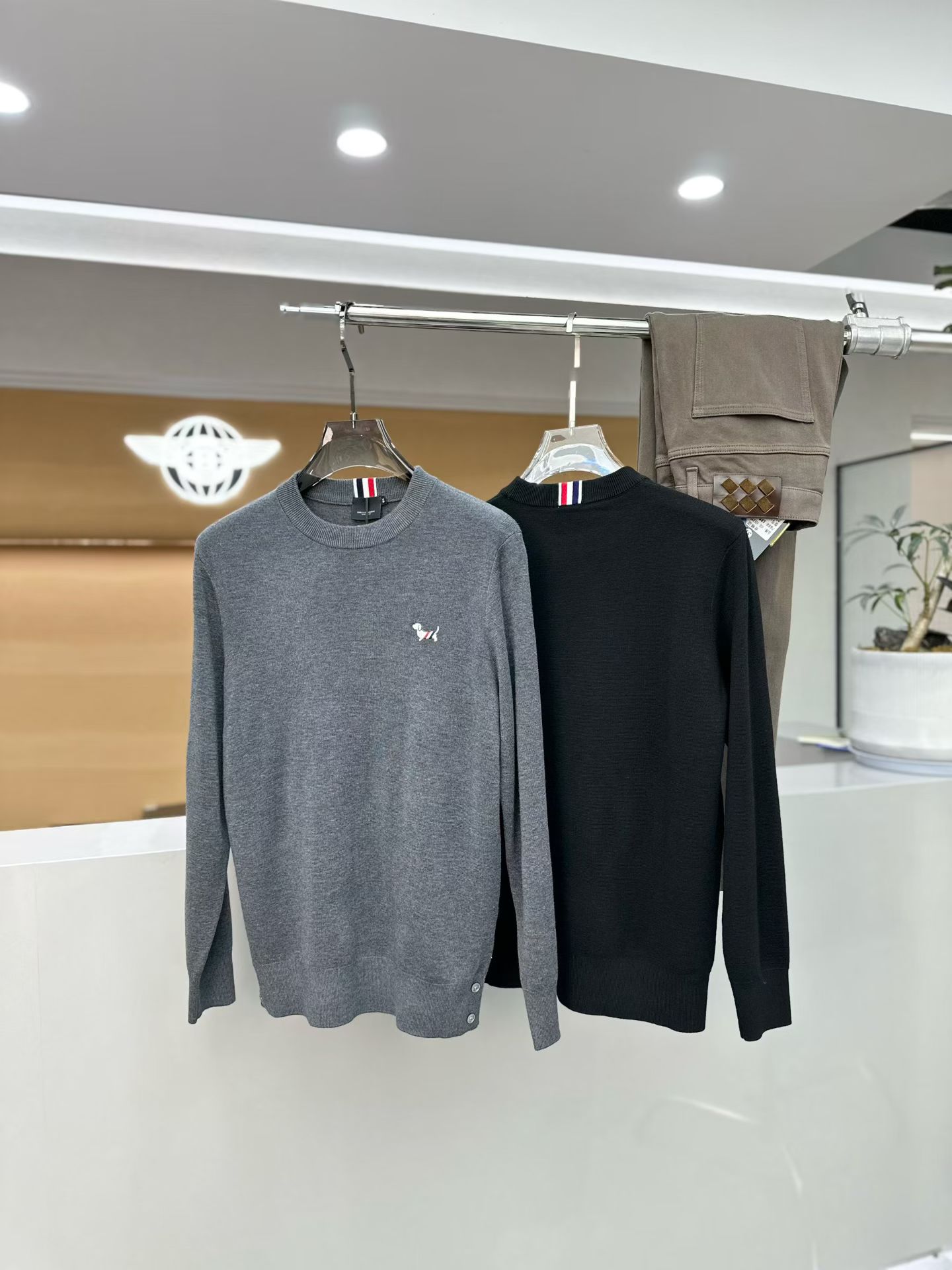NO:549343,T*B Tom* cloth 2025 autumn and winter new men's casual wool sweater, the latest cabinet series, on sale series. From a big-name first-tier factory, the quality is perfect enough!  A very well-tuned item, high-end custom fabric, comfortable and breathable characteristics are highly favored. The whole body is full of LOGO design, and the upper body effect is excellent!  The original cut and the details show the style of a big brand. This season's equipment will be collected with your eyes closed!  Size 48-56, maximum wearable 190 catties., alexander wang19860909T*B 汤姆*布 2025 秋冬新款男士休闲羊毛衫,最新上柜系列,在售系列.来自大佬级的一线工厂,品相足够完美！非常有调调的一款单品,高级定制面料,舒适与透气特性备受青睐.通体满花LOGO设计,上身效果超赞！原版剪裁,细节尽显大牌范,这一季闭眼就收的装备！尺码48- 56,最大可穿190斤.,,alexander wang,Men's clothing