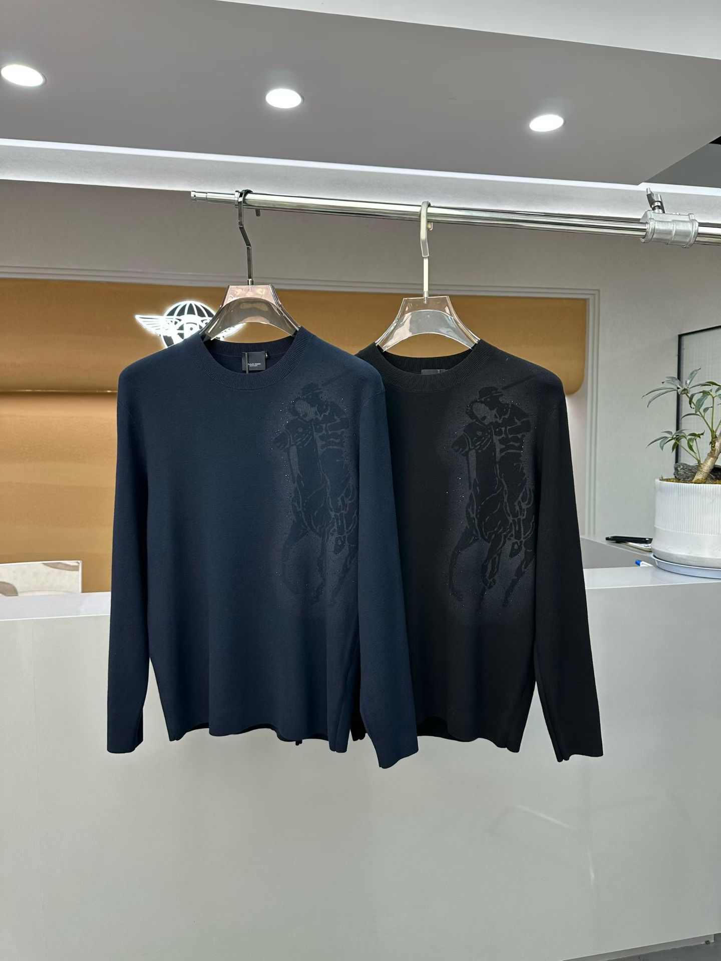 NO:549349,POLO Paulo 2025 autumn and winter new men's casual wool sweater, the latest cabinet series, on sale series. From a big-name first-tier factory, the quality is perfect enough!  A very well-tuned item, high-end custom fabric, comfortable and breathable characteristics are highly favored. The whole body is full of LOGO design, and the upper body effect is excellent!  The original cut and the details show the style of a big brand. This season's equipment will be collected with your eyes closed!  Size 48-56, maximum wearable 190 catties., alexander wang19860909POLO 保*罗 2025 秋冬新款男士休闲羊毛衫,最新上柜系列,在售系列.来自大佬级的一线工厂,品相足够完美！非常有调调的一款单品,高级定制面料,舒适与透气特性备受青睐.通体满花LOGO设计,上身效果超赞！原版剪裁,细节尽显大牌范,这一季闭眼就收的装备！尺码48- 56,最大可穿190斤.,,alexander wang,Men's clothing