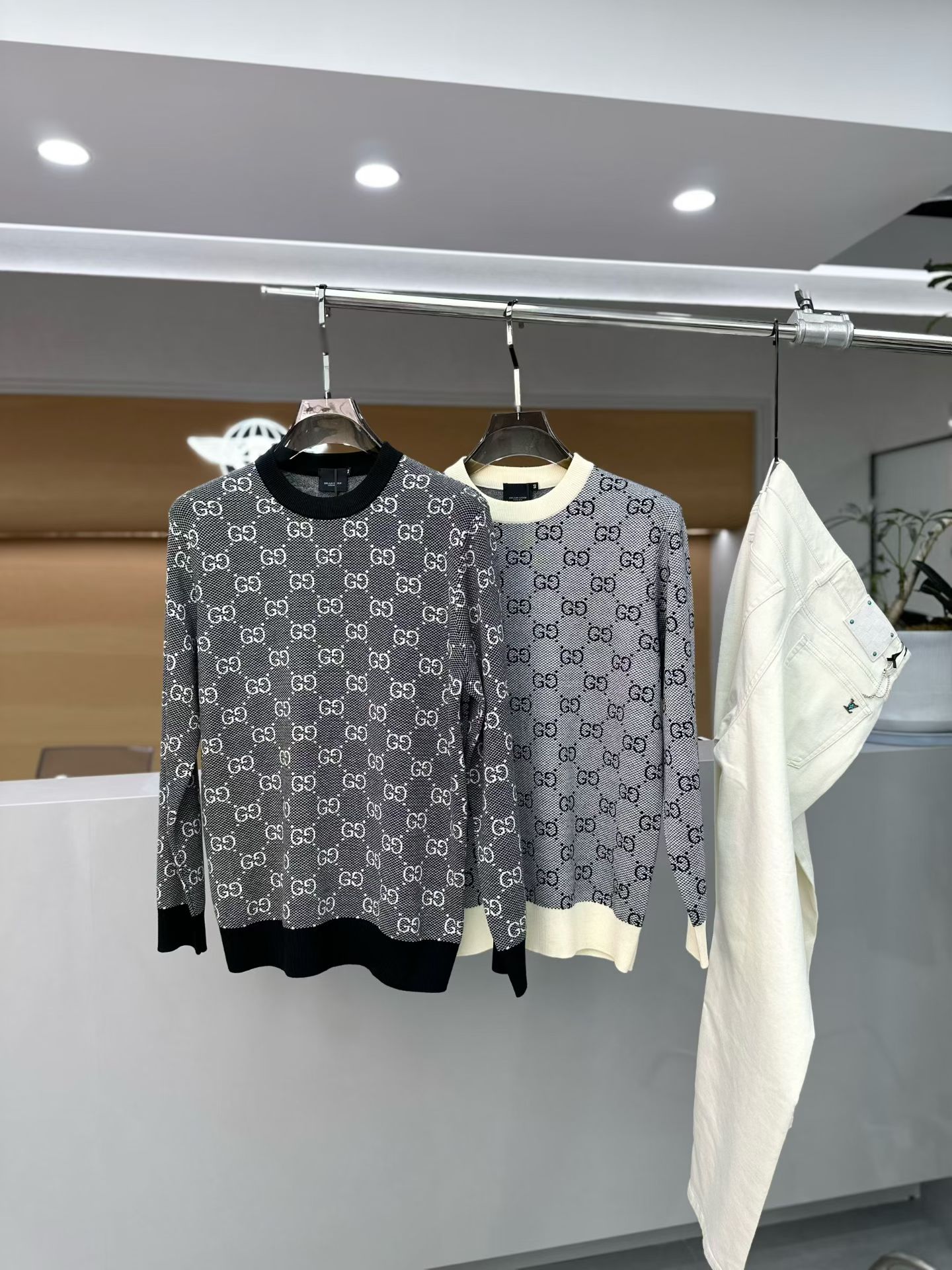 NO:549305,Guc*I Gu*Qi 2025 autumn and winter new men's casual wool sweater, the latest cabinet series, on sale series. From a big-name first-tier factory, the quality is perfect enough!  A very well-tuned item, high-end custom fabric, comfortable and breathable characteristics are highly favored. The whole body is full of LOGO design, and the upper body effect is excellent!  The original cut and the details show the style of a big brand. This season's equipment will be collected with your eyes closed!  Size 48-56, maximum wearable 190 catties., gucci, alexander wang19860909Guc*I 古*奇 2025 秋冬新款男士休闲羊毛衫,最新上柜系列,在售系列.来自大佬级的一线工厂,品相足够完美！非常有调调的一款单品,高级定制面料,舒适与透气特性备受青睐.通体满花LOGO设计,上身效果超赞！原版剪裁,细节尽显大牌范,这一季闭眼就收的装备！尺码48- 56,最大可穿190斤.,,gucci,alexander wang,Men's clothing