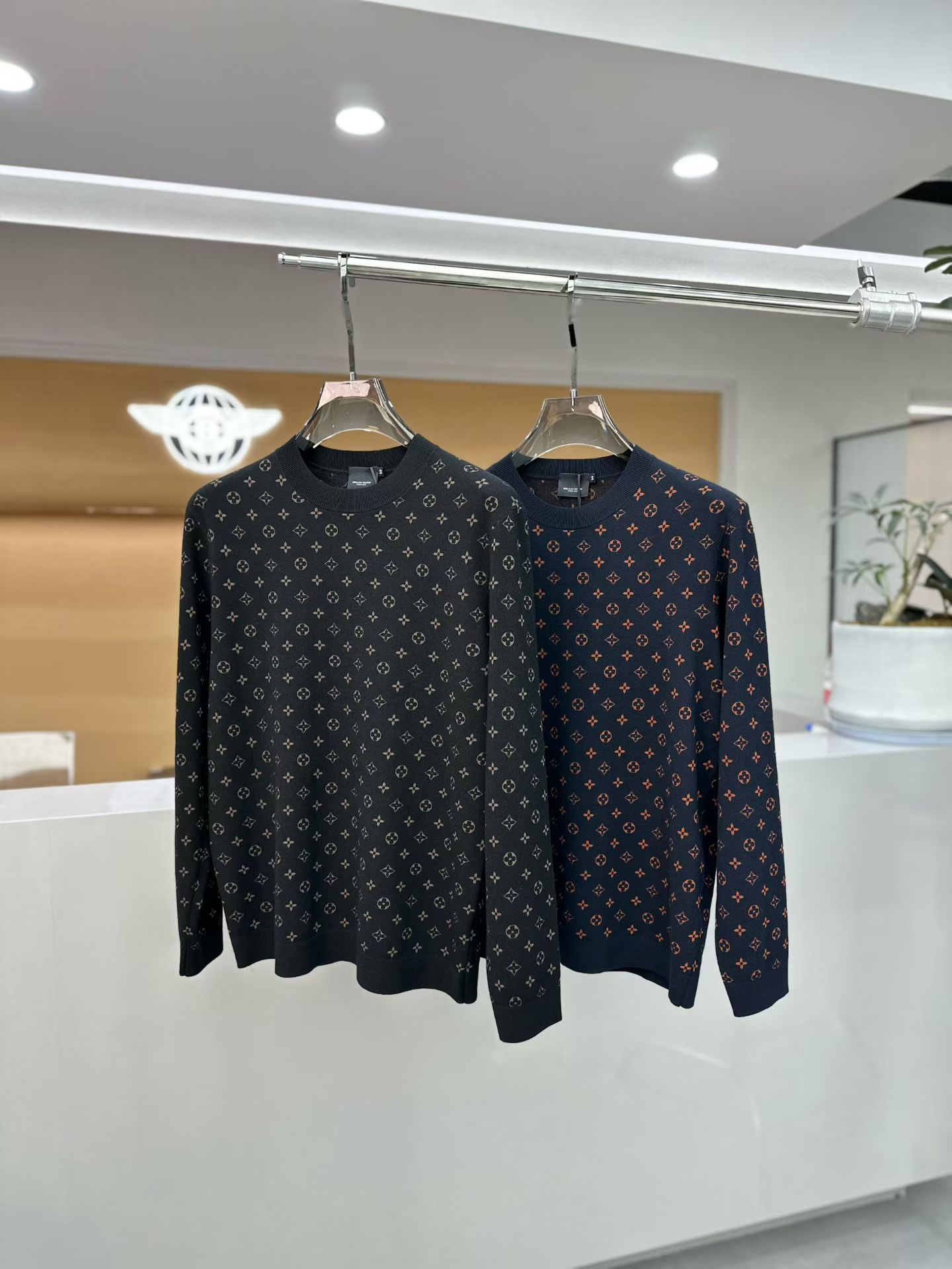 NO:549310,Louis Vuitt*n Louis Vuitton 2025 new autumn and winter men's casual woolen sweaters, the latest series on the shelves, the series on sale. From the first-line factory of the boss, the quality is perfect!  A very stylish item, made of high-end custom-made fabrics, popular for its comfort and breathability. It has a full-body floral LOGO design, and the upper body effect is great!  The original tailoring, the details are full of big-name style, this season's equipment you can just close your eyes and put it away!  Size 48-56, can wear up to 190 pounds.,,louis vuitton,louis vuitton,alexander wang19860909Louis Vuitt*n 路易*威登 2025 秋冬新款男士休闲羊毛衫,最新上柜系列,在售系列.来自大佬级的一线工厂,品相足够完美！非常有调调的一款单品,高级定制面料,舒适与透气特性备受青睐.通体满花LOGO设计,上身效果超赞！原版剪裁,细节尽显大牌范,这一季闭眼就收的装备！尺码48- 56,最大可穿190斤.,,louis vuitton,louis vuitton,alexander wang,Men's clothing