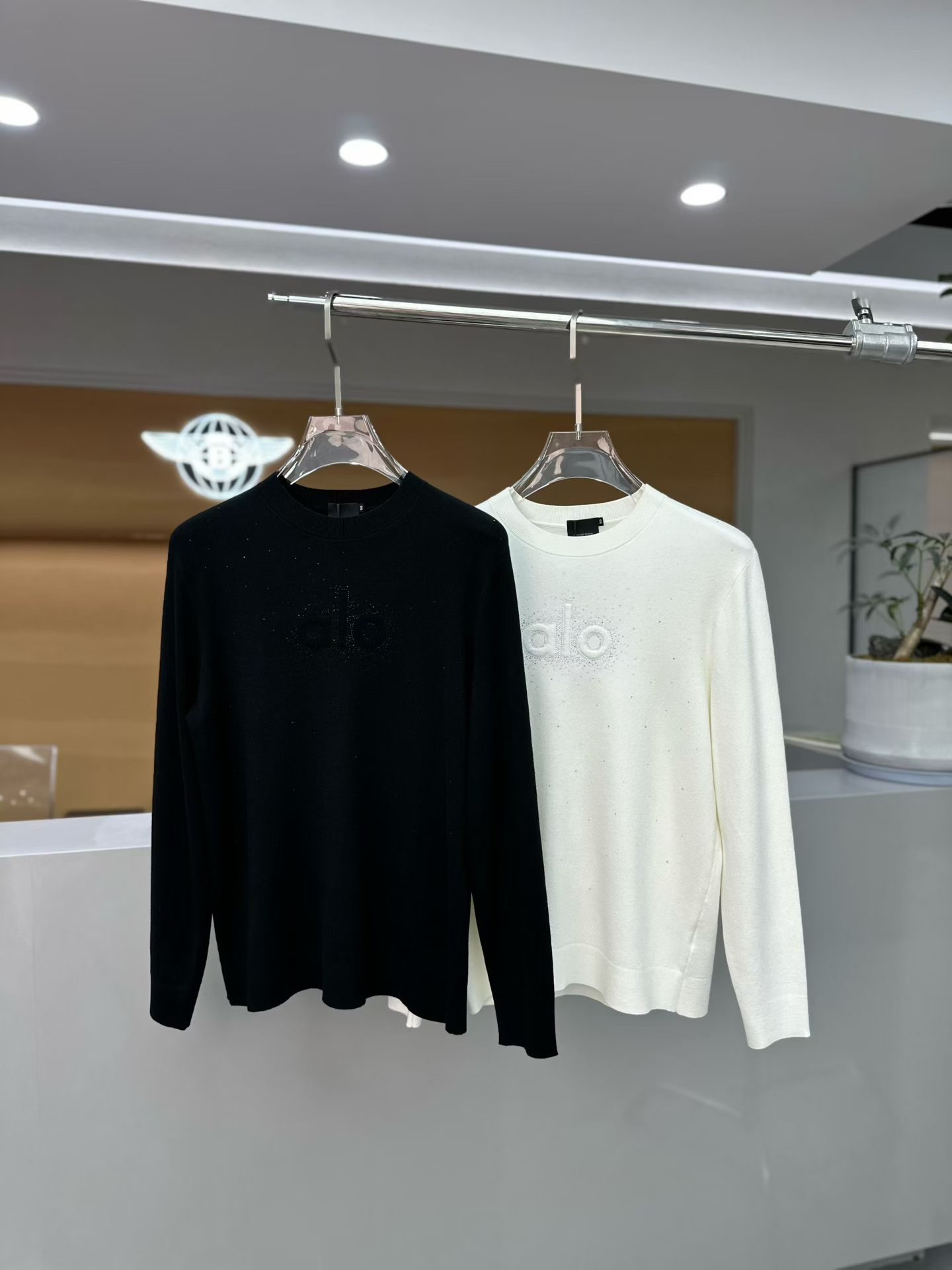 NO:549315,alo 2025 autumn and winter new men's casual wool sweater, the latest cabinet series, on sale series. From a big-name first-tier factory, the quality is perfect enough!  A very well-tuned item, high-end custom fabric, comfortable and breathable characteristics are highly favored. The whole body is full of LOGO design, and the upper body effect is excellent!  The original cut and the details show the style of a big brand. This season's equipment will be collected with your eyes closed!  Size 48-56, maximum wearable 190 catties., alexander wang19860909alo 2025 秋冬新款男士休闲羊毛衫,最新上柜系列,在售系列.来自大佬级的一线工厂,品相足够完美！非常有调调的一款单品,高级定制面料,舒适与透气特性备受青睐.通体满花LOGO设计,上身效果超赞！原版剪裁,细节尽显大牌范,这一季闭眼就收的装备！尺码48- 56,最大可穿190斤.,,alexander wang,Men's clothing