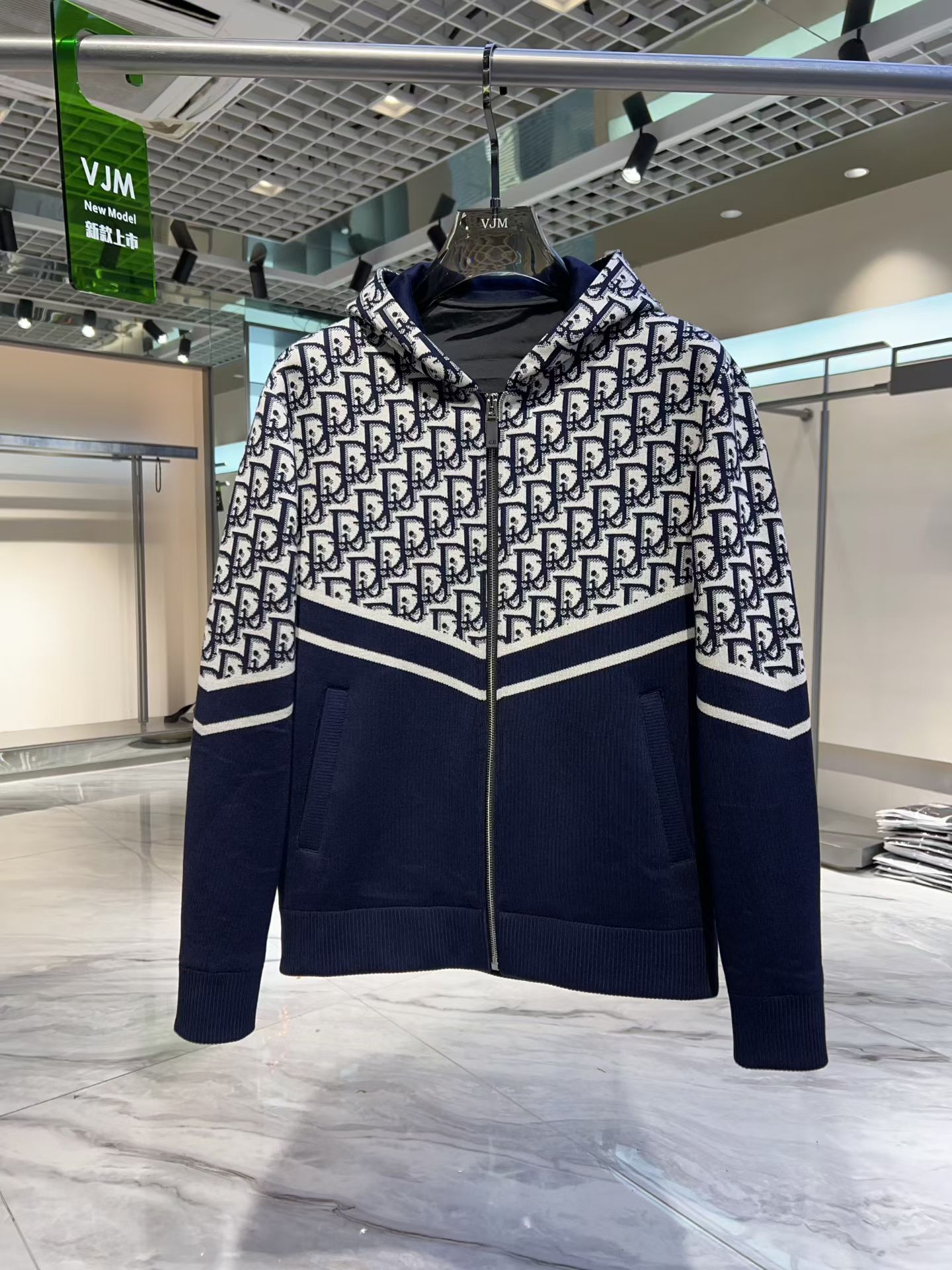 NO:568660,Di*r Di*or 2025 new autumn and winter men's casual knitted jacket. The latest series on the counter, the series on sale. From the first-line factory of the boss, the quality is perfect!  A very stylish item, made of high-end custom-made fabrics, popular for its comfort and breathability. It has a full-body floral LOGO design, and the upper body effect is great!  The original tailoring, the details are full of big-name style, this season's equipment you can just close your eyes and put it away!  Size 48 - 56, can wear up to 190 pounds.,,jackets & coats,alexander wang19860909Di*r 迪*奥 2025 秋冬新款男士休闲针织外套.最新上柜系列,在售系列.来自大佬级的一线工厂,品相足够完美！非常有调调的一款单品,高级定制面料,舒适与透气特性备受青睐.通体满花LOGO设计,上身效果超赞！原版剪裁,细节尽显大牌范,这一季闭眼就收的装备！尺码48 - 56,最大可穿190斤.,,jackets & coats,alexander wang,Men's clothing