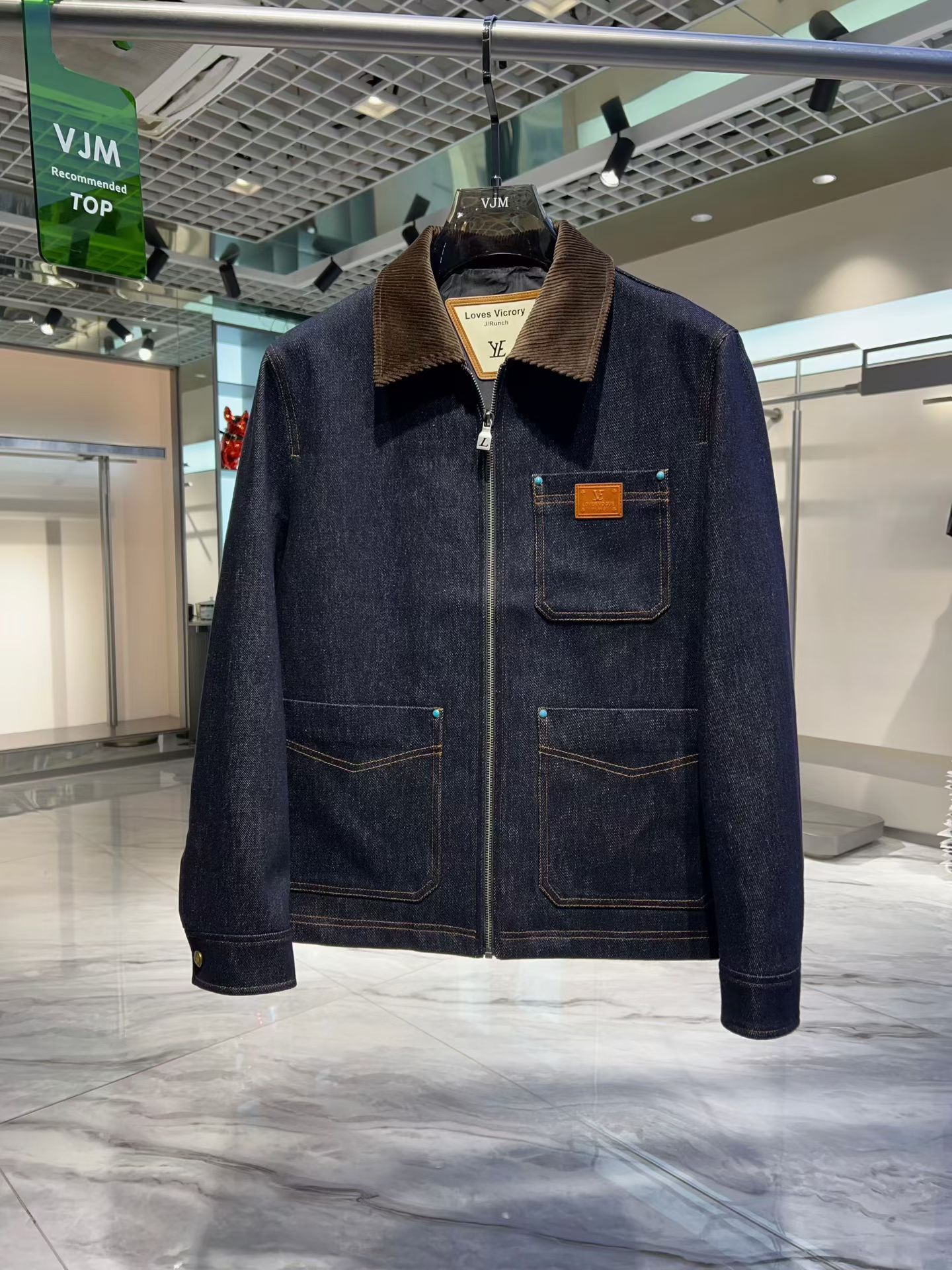 NO:568664,Louis Vuitt*n Louis Vuitton 2025 new autumn and winter men's casual denim jacket. The latest series on the counter, the series on sale. From the first-line factory of the boss, the quality is perfect!  A very stylish item, made of high-end custom-made fabrics, popular for its comfort and breathability. It has a full-body floral LOGO design, and the upper body effect is great!  The original tailoring, the details are full of big-name style, this season's equipment you can just close your eyes and put it away!  Size 48 - 56, can wear up to 190 pounds.,,louis vuitton,louis vuitton,jackets & coats,alexander wang19860909Louis Vuitt*n 路易*威登 2025 秋冬新款男士休闲牛仔外套.最新上柜系列,在售系列.来自大佬级的一线工厂,品相足够完美！非常有调调的一款单品,高级定制面料,舒适与透气特性备受青睐.通体满花LOGO设计,上身效果超赞！原版剪裁,细节尽显大牌范,这一季闭眼就收的装备！尺码48 - 56,最大可穿190斤.,,louis vuitton,louis vuitton,jackets & coats,alexander wang,Men's clothing