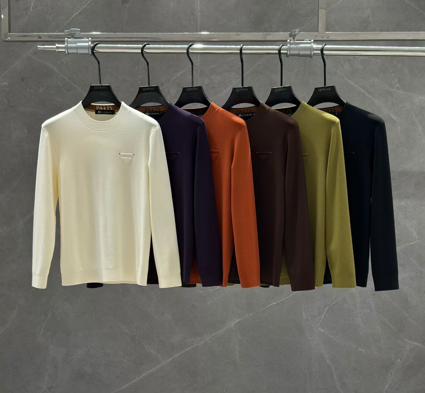 NO:598267,PRA*A 2025 new autumn and winter men's casual woolen sweaters, the latest over-the-counter series, and the series on sale. It comes from a top-level first-line factory, and the quality is perfect!  A very stylish item, made of high-end custom-made fabrics, popular for its comfort and breathability. It has a full-body floral LOGO design, and the upper body effect is great!  The original tailoring, the details are full of big-name style, this season's equipment you can just close your eyes and put it away!  Size 48-56, can wear up to 190 pounds.,,prada,prada,alexander wang19860909PRA*A 普拉*达 2025 年秋冬新款男士休闲羊毛衫,最新上柜系列,在售系列.来自大佬级的一线工厂,品相足够完美！非常有调调的一款单品,高级定制面料,舒适与透气特性备受青睐.通体满花LOGO设计,上身效果超赞！原版剪裁,细节尽显大牌范,这一季闭眼就收的装备！尺码48- 56,最大可穿190斤.,,prada,prada,alexander wang,Men's clothing