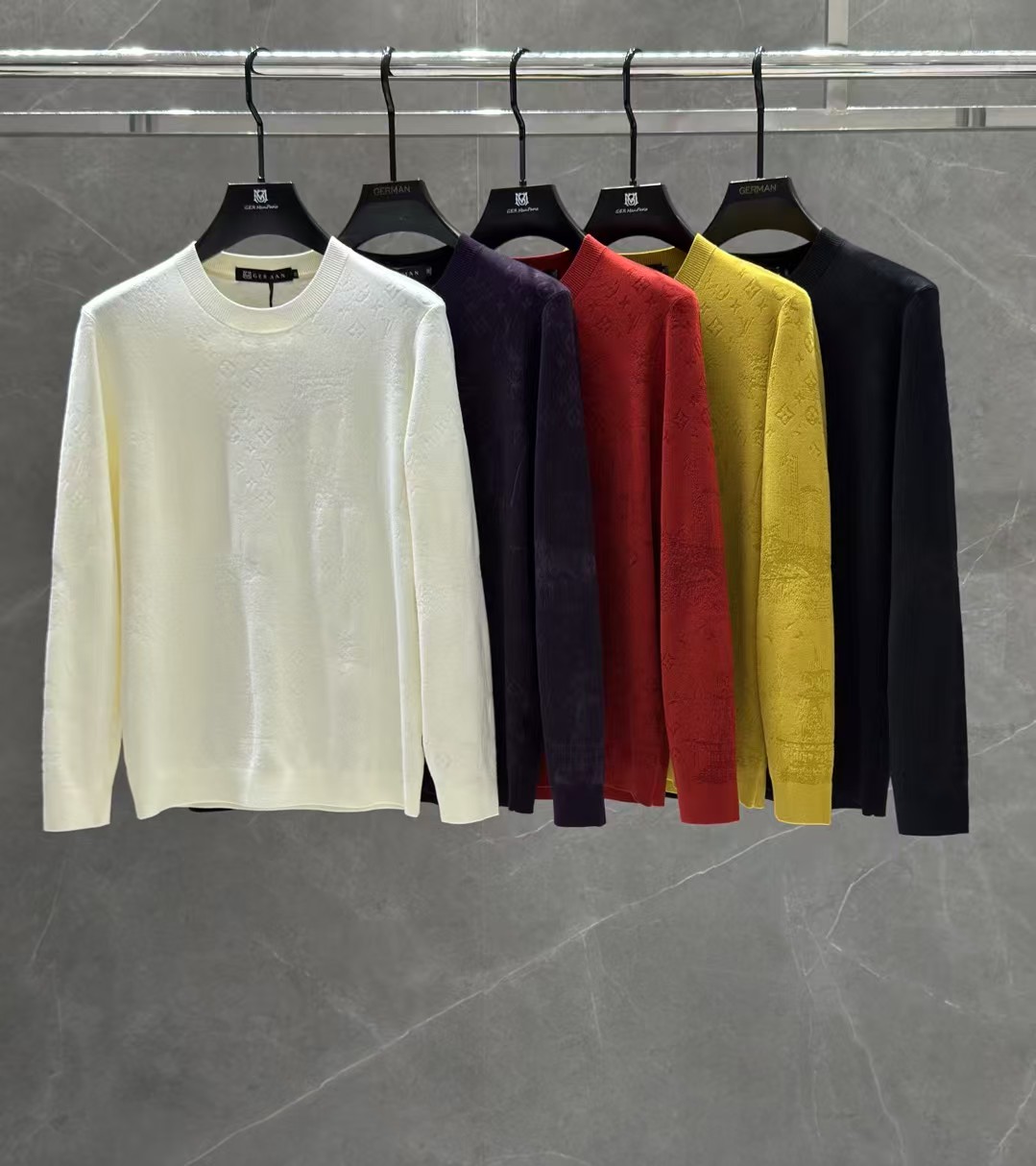 NO:614479,Louis Vuitt*n Louis Vuitton 2025 new autumn and winter men's casual woolen sweaters, the latest series on the shelves, the series on sale. From the first-line factory of the boss, the quality is perfect!  A very stylish item, made of high-end custom-made fabrics, popular for its comfort and breathability. It has a full-body floral LOGO design, and the upper body effect is great!  The original tailoring, the details are full of big-name style, this season's equipment you can just close your eyes and put it away!  Size 48-56, can wear up to 190 pounds.,,louis vuitton,louis vuitton,alexander wang19860909Louis Vuitt*n 路易*威登 2025 秋冬新款男士休闲羊毛衫,最新上柜系列,在售系列.来自大佬级的一线工厂,品相足够完美！非常有调调的一款单品,高级定制面料,舒适与透气特性备受青睐.通体满花LOGO设计,上身效果超赞！原版剪裁,细节尽显大牌范,这一季闭眼就收的装备！尺码48- 56,最大可穿190斤.,,louis vuitton,louis vuitton,alexander wang,Men's clothing