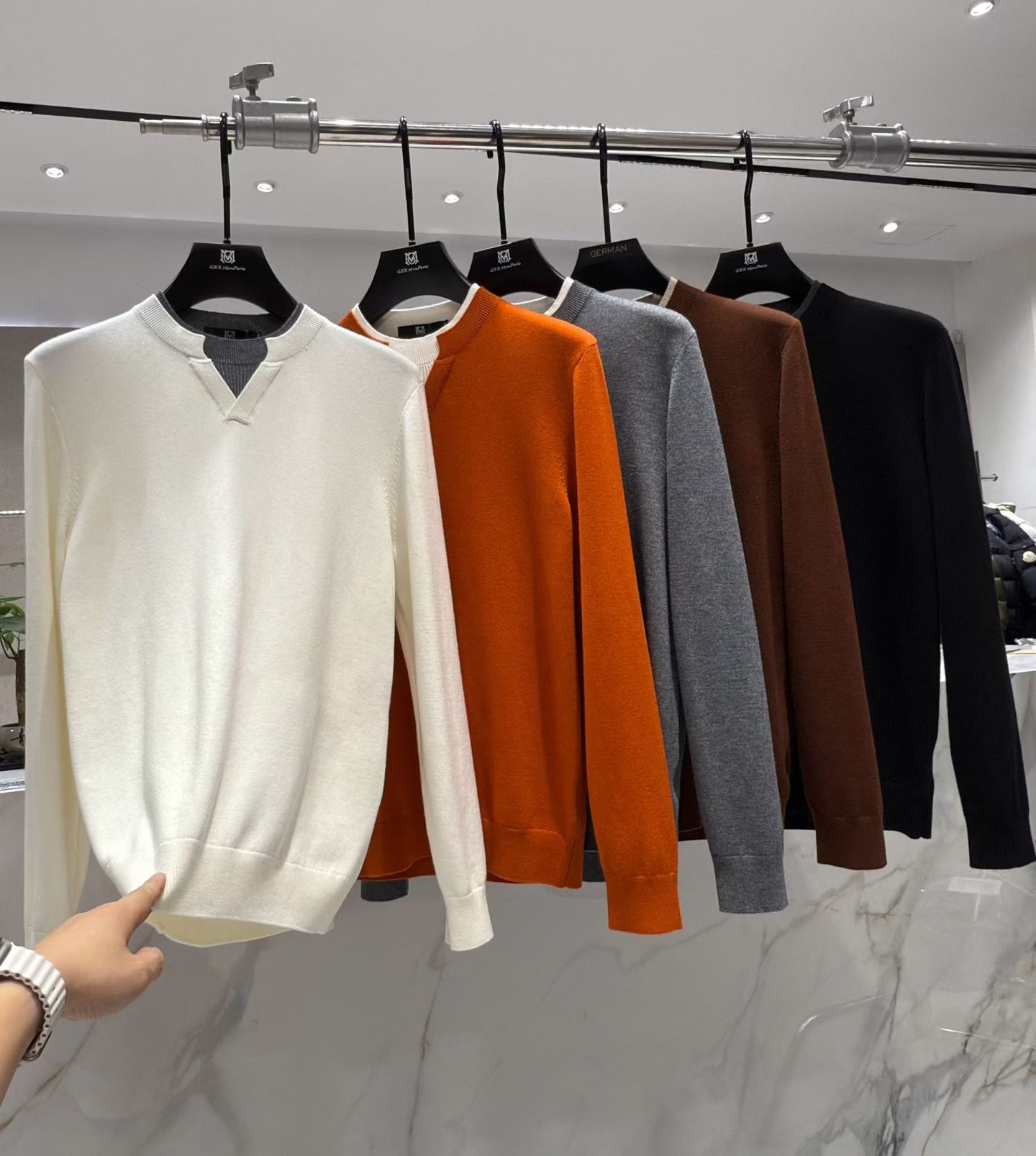 NO:614485,Emporio Armai 2025 new autumn and winter men's casual cardigan sweater. The latest series on the counter, the series on sale. From the first-line factory of the boss, the quality is perfect!  A very stylish item, made of high-end custom-made fabrics, popular for its comfort and breathability. It has a full-body floral LOGO design, and the upper body effect is great!  The original tailoring, the details are full of big-name style, this season's equipment you can just close your eyes and put it away!  Size 48 - 56, can wear up to 190 pounds.,,armani,sweaters,alexander wang19860909Emporio Armai 阿玛*尼 2025 秋冬新款男士休闲羊毛衫毛衣.最新上柜系列,在售系列.来自大佬级的一线工厂,品相足够完美！非常有调调的一款单品,高级定制面料,舒适与透气特性备受青睐.通体满花LOGO设计,上身效果超赞！原版剪裁,细节尽显大牌范,这一季闭眼就收的装备！尺码48 - 56,最大可穿190斤.,,armani,sweaters,alexander wang,Men's clothing