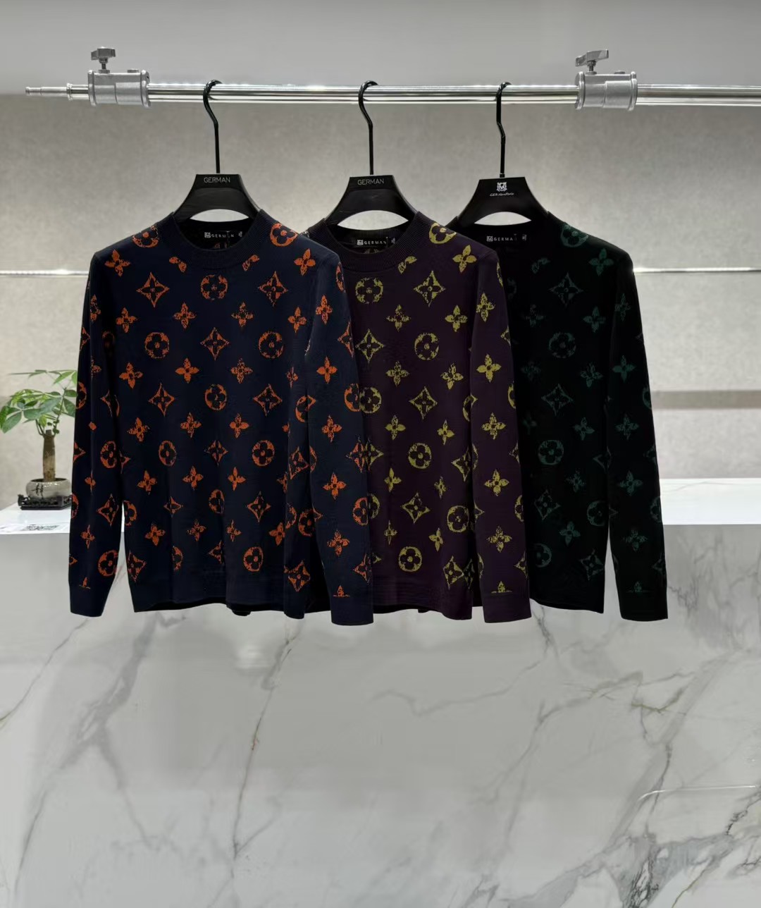 NO:614491,Louis Vuitt*n Louis Vuitton 2025 new autumn and winter men's casual woolen sweaters, the latest series on the shelves, the series on sale. From the first-line factory of the boss, the quality is perfect!  A very stylish item, made of high-end custom-made fabrics, popular for its comfort and breathability. It has a full-body floral LOGO design, and the upper body effect is great!  The original tailoring, the details are full of big-name style, this season's equipment you can just close your eyes and put it away!  Size 48-56, can wear up to 190 pounds.,,louis vuitton,louis vuitton,alexander wang19860909Louis Vuitt*n 路易*威登 2025 秋冬新款男士休闲羊毛衫,最新上柜系列,在售系列.来自大佬级的一线工厂,品相足够完美！非常有调调的一款单品,高级定制面料,舒适与透气特性备受青睐.通体满花LOGO设计,上身效果超赞！原版剪裁,细节尽显大牌范,这一季闭眼就收的装备！尺码48- 56,最大可穿190斤.,,louis vuitton,louis vuitton,alexander wang,Men's clothing