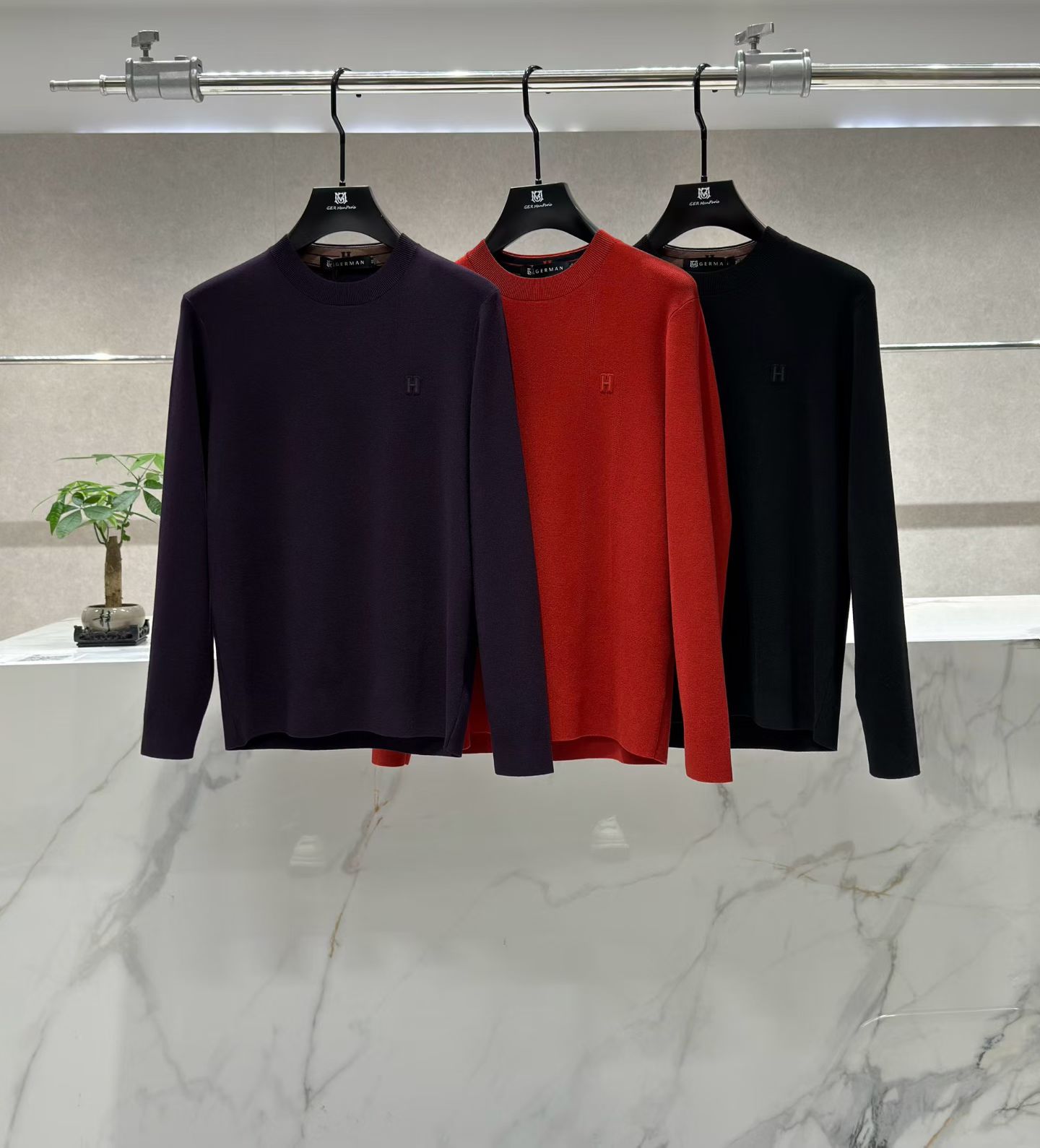 NO:614496,HERME*S 2025 new autumn and winter men's casual woolen sweaters, the latest series on the counter, the series on sale. It comes from a top-level first-line factory, and the quality is perfect!  A very stylish item, made of high-end custom-made fabrics, popular for its comfort and breathability. It has a full-body floral LOGO design, and the upper body effect is great!  The original tailoring, the details are full of big-name style, this season's equipment you can just close your eyes and put it away!  Size 48-56, can wear up to 190 pounds.,,hermes,hermes,alexander wang19860909HERME*S 爱马*仕 2025 秋冬新款男士休闲羊毛衫,最新上柜系列,在售系列.来自大佬级的一线工厂,品相足够完美！非常有调调的一款单品,高级定制面料,舒适与透气特性备受青睐.通体满花LOGO设计,上身效果超赞！原版剪裁,细节尽显大牌范,这一季闭眼就收的装备！尺码48- 56,最大可穿190斤.,,hermes,hermes,alexander wang,Men's clothing