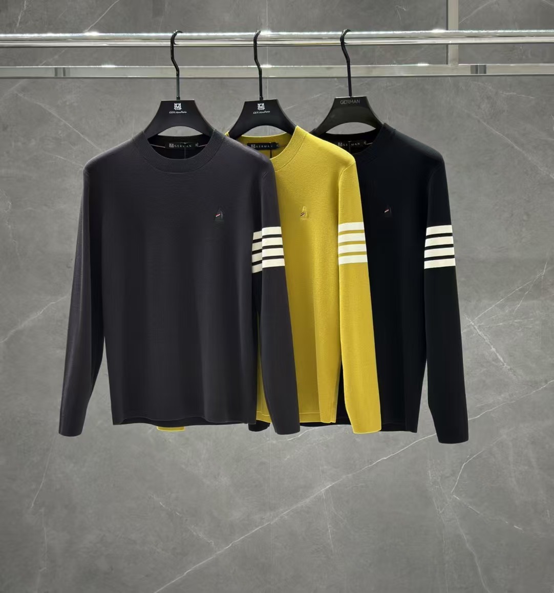 NO:614445,T*B Tom*Brown 2025 new autumn and winter men's casual woolen sweaters, the latest series on the counter, the series on sale. It comes from a top-level first-line factory, and the quality is perfect!  A very stylish item, made of high-end custom-made fabrics, popular for its comfort and breathability. It has a full-body floral LOGO design, and the upper body effect is great!  The original tailoring, the details are full of big-name style, this season's equipment you can just close your eyes and put it away!  Size 48-56, can wear up to 190 pounds.,,thom browne,alexander wang19860909T*B 汤姆*布朗 2025 秋冬新款男士休闲羊毛衫,最新上柜系列,在售系列.来自大佬级的一线工厂,品相足够完美！非常有调调的一款单品,高级定制面料,舒适与透气特性备受青睐.通体满花LOGO设计,上身效果超赞！原版剪裁,细节尽显大牌范,这一季闭眼就收的装备！尺码48- 56,最大可穿190斤.,,thom browne,alexander wang,Men's clothing