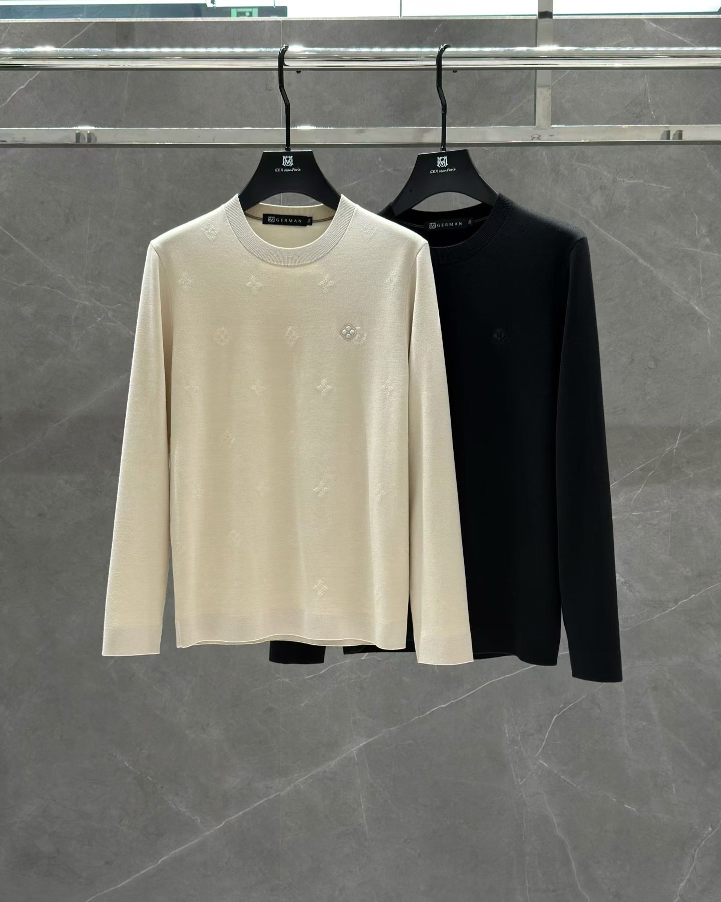 NO:614451,Louis Vuitt*n Louis Vuitton 2025 new autumn and winter men's casual woolen sweaters, the latest series on the shelves, the series on sale. From the first-line factory of the boss, the quality is perfect!  A very stylish item, made of high-end custom-made fabrics, popular for its comfort and breathability. It has a full-body floral LOGO design, and the upper body effect is great!  The original tailoring, the details are full of big-name style, this season's equipment you can just close your eyes and put it away! 尺码48- 56,最大可穿190斤.,,louis vuitton,louis vuitton,alexander wang19860909Louis Vuitt*n 路易*威登 2025 秋冬新款男士休闲羊毛衫,最新上柜系列,在售系列.来自大佬级的一线工厂,品相足够完美！非常有调调的一款单品,高级定制面料,舒适与透气特性备受青睐.通体满花LOGO设计,上身效果超赞！原版剪裁,细节尽显大牌范,这一季闭眼就收的装备！尺码48- 56,最大可穿190斤.,,louis vuitton,louis vuitton,alexander wang,Men's clothing