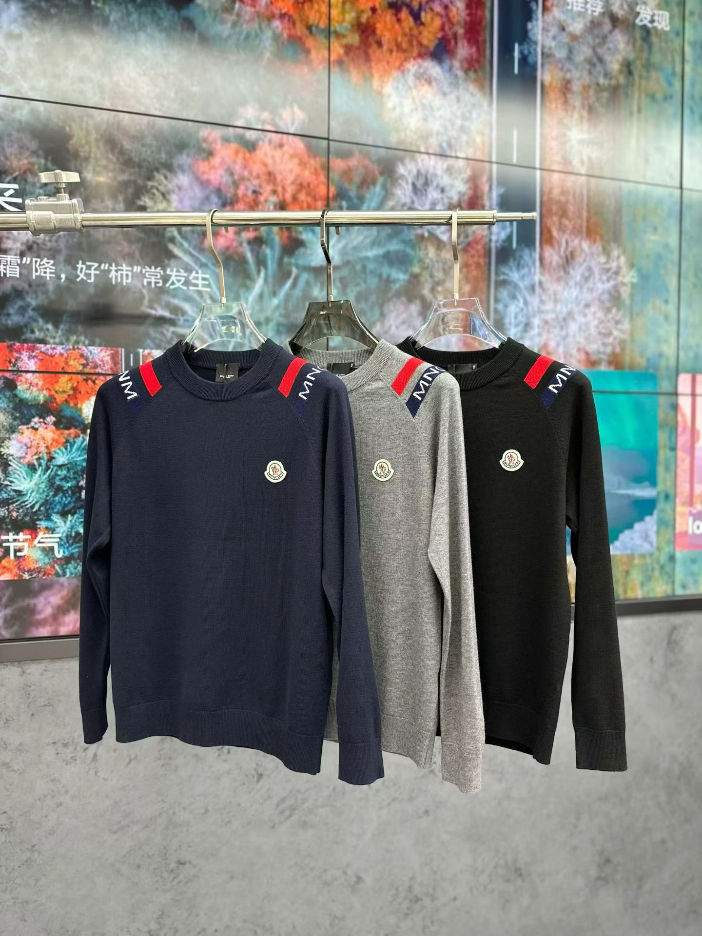 NO:652560,Moncl*r 2025 new autumn and winter men's casual wool sweater, the latest series on the counter, the series on sale. From the first-line factory of the boss, the quality is perfect!  A very stylish item, made of high-end custom-made fabrics, popular for its comfort and breathability. It has a full-body floral LOGO design, and the upper body effect is great!  The original tailoring, the details are full of big-name style, this season's equipment you can just close your eyes and put it away!  Size 48-56, can wear up to 190 pounds.,,alexander wang19860909Moncl*r 蒙*口 2025 秋冬新款男士休闲羊毛衫,最新上柜系列,在售系列.来自大佬级的一线工厂,品相足够完美！非常有调调的一款单品,高级定制面料,舒适与透气特性备受青睐.通体满花LOGO设计,上身效果超赞！原版剪裁,细节尽显大牌范,这一季闭眼就收的装备！尺码48- 56,最大可穿190斤.,,alexander wang,Men's clothing