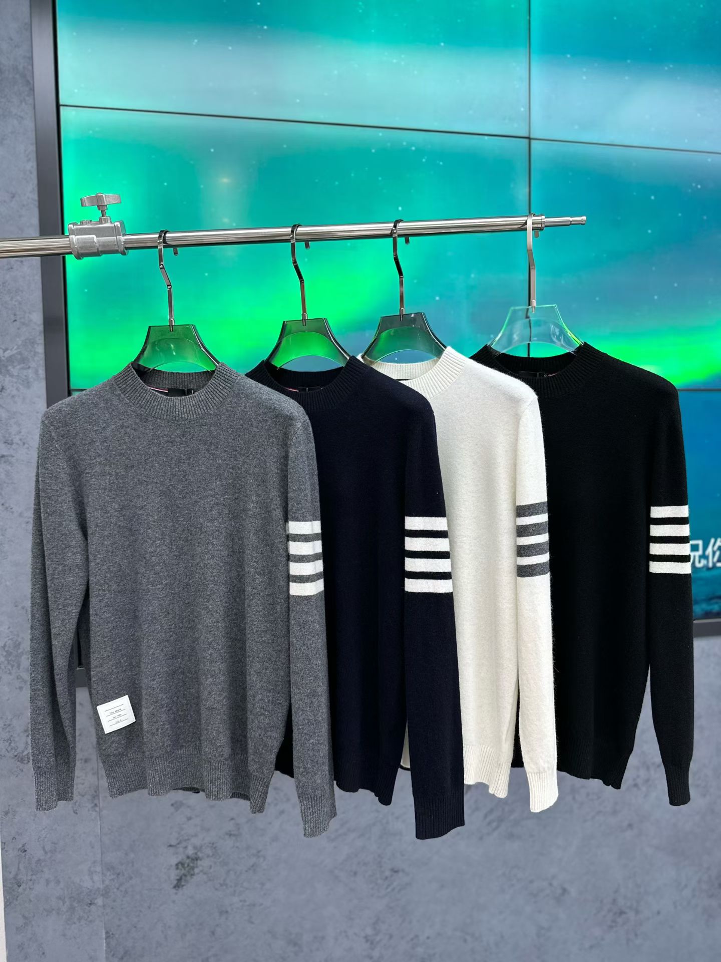 NO:652542,T*B Tom*Brown 2025 new winter men's casual cashmere sweater. A versatile item that everyone has. High-end custom fabrics, its fibers are extremely delicate, high-end fashionable wear, it is the thinnest sweater variety, not only has good elasticity, but also feels very soft and delicate, very comfortable to wear next to the body, and has a very good warmth and moisture absorption function. It is full of luxury. The workmanship is extremely sophisticated and rigorous, and the wiring is neat and meticulous!  A masterpiece from a famous designer!  Let you perfectly combine fashion, leisure and trend, with colors and patterns. Sizes M-3XL, can wear up to 190 pounds.,,thom browne,sweaters,alexander wang19860909T*B 汤姆*布朗 2025 冬季新款男士休闲山羊绒毛衣.人手一件的百搭单品.高级定制面料,其纤维格外细致,高端时尚潮流穿搭,是毛衣品种中最细的,不但弹性好,而且手感十分柔软细腻,贴身穿相当舒适,并且具有相当好的保暖吸湿功能.奢华感十足.做工极为考究严谨,走线工整细致！大牌设计师巨作！让您时尚休闲与潮流完美结合,颜色图色.尺码Ｍ-3XL,最大可穿190斤.,,thom browne,sweaters,alexander wang,Men's clothing