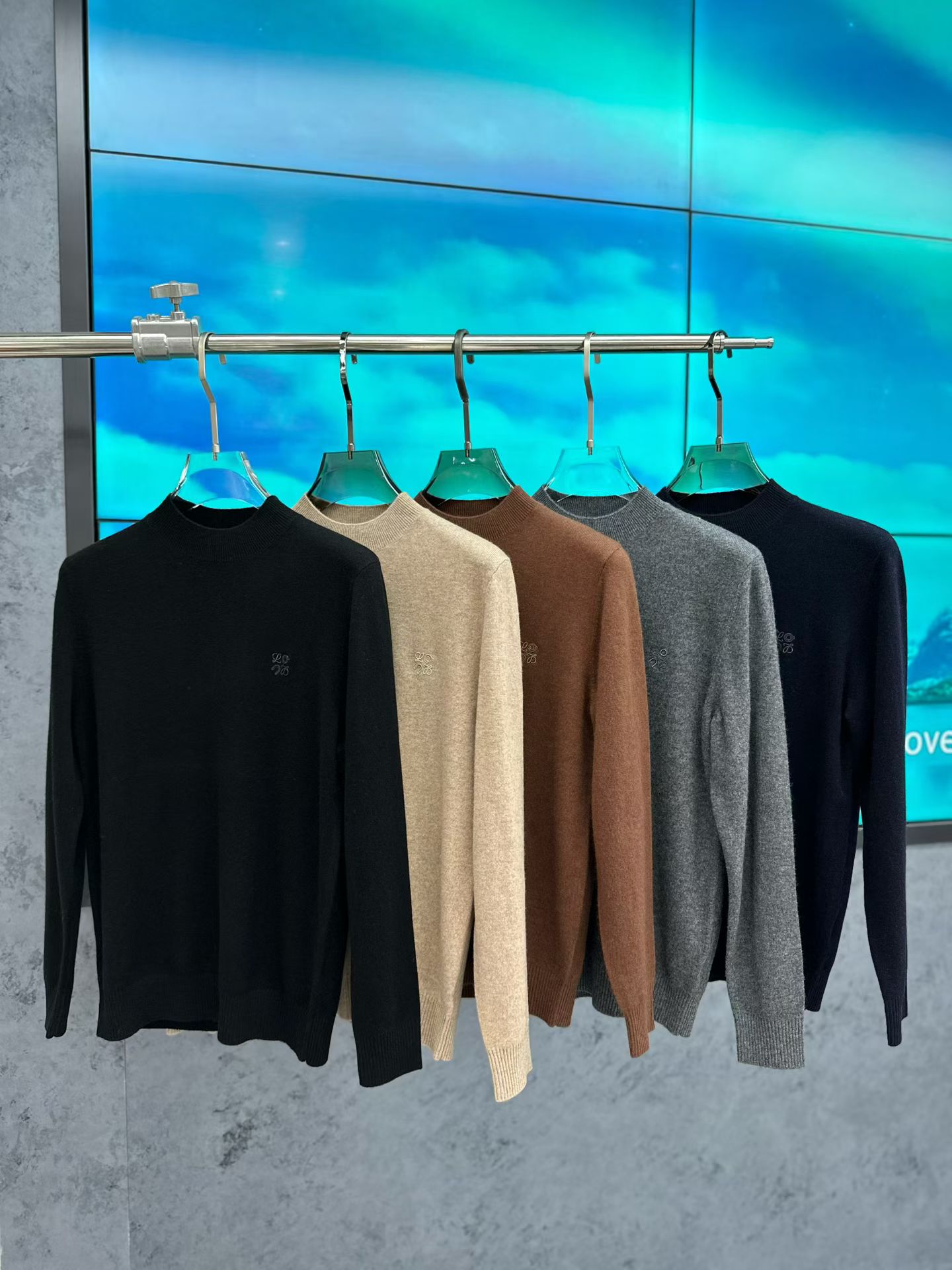 NO:652546,LOEW*E 2025 new winter men's casual cashmere sweater. A versatile item that everyone can wear. It is a high-end custom fabric with extremely fine fibers and high-end fashionable wear. It is the thinnest sweater variety. It not only has good elasticity, but also feels very soft and delicate. It is very comfortable to wear next to the body and has a very good warmth and moisture absorption function. It is full of luxury. The workmanship is extremely sophisticated and rigorous, and the wiring is neat and meticulous!  A masterpiece from a famous designer!  Let you perfectly combine fashion, leisure and trend, with colors and patterns. Sizes M-3XL, can wear up to 190 pounds.,,loewe,loewe,sweaters,alexander wang19860909LOEW*E 罗意*威 2025 冬季新款男士休闲山羊绒毛衣.人手一件的百搭单品.高级定制面料,其纤维格外细致,高端时尚潮流穿搭,是毛衣品种中最细的,不但弹性好,而且手感十分柔软细腻,贴身穿相当舒适,并且具有相当好的保暖吸湿功能.奢华感十足.做工极为考究严谨,走线工整细致！大牌设计师巨作！让您时尚休闲与潮流完美结合,颜色图色.尺码Ｍ-3XL,最大可穿190斤.,,loewe,loewe,sweaters,alexander wang,Men's clothing