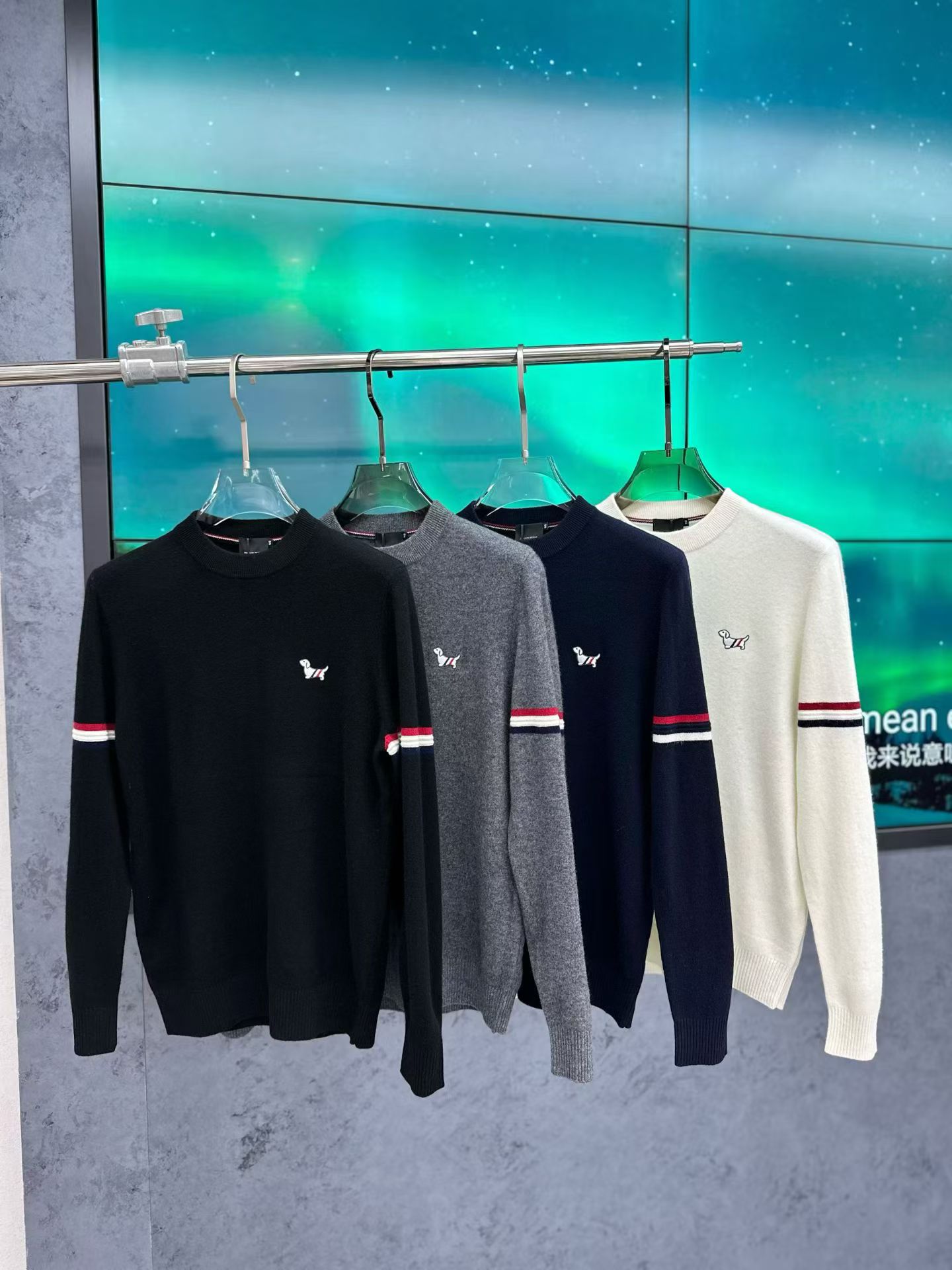 NO:652553,T*B Tom*Brown 2025 new winter men's casual cashmere sweater. A versatile item that everyone has. High-end custom fabrics, its fibers are extremely delicate, high-end fashionable wear, it is the thinnest sweater variety, not only has good elasticity, but also feels very soft and delicate, very comfortable to wear next to the body, and has a very good warmth and moisture absorption function. It is full of luxury. The workmanship is extremely sophisticated and rigorous, and the wiring is neat and meticulous!  A masterpiece from a famous designer!  Let you perfectly combine fashion, leisure and trend, with colors and patterns. Sizes M-3XL, can wear up to 190 pounds.,,thom browne,sweaters,alexander wang19860909T*B 汤姆*布朗 2025 冬季新款男士休闲山羊绒毛衣.人手一件的百搭单品.高级定制面料,其纤维格外细致,高端时尚潮流穿搭,是毛衣品种中最细的,不但弹性好,而且手感十分柔软细腻,贴身穿相当舒适,并且具有相当好的保暖吸湿功能.奢华感十足.做工极为考究严谨,走线工整细致！大牌设计师巨作！让您时尚休闲与潮流完美结合,颜色图色.尺码Ｍ-3XL,最大可穿190斤.,,thom browne,sweaters,alexander wang,Men's clothing