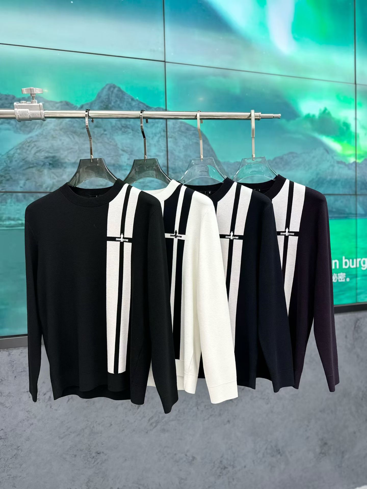 NO:652515,Burberr*y 2025 new autumn and winter men's casual woolen sweaters, the latest series on the counter, the series on sale. From the first-line factory of the boss, the quality is perfect!  A very stylish item, made of high-end custom-made fabrics, popular for its comfort and breathability. It has a full-body floral LOGO design, and the upper body effect is great!  The original tailoring, the details are full of big-name style, this season's equipment you can just close your eyes and put it away!  Size 48-56, can wear up to 190 pounds.,,burberry,burberry,alexander wang19860909Burberr*y 巴宝*莉 2025 秋冬新款男士休闲羊毛衫,最新上柜系列,在售系列.来自大佬级的一线工厂,品相足够完美！非常有调调的一款单品,高级定制面料,舒适与透气特性备受青睐.通体满花LOGO设计,上身效果超赞！原版剪裁,细节尽显大牌范,这一季闭眼就收的装备！尺码48- 56,最大可穿190斤.,,burberry,burberry,alexander wang,Men's clothing