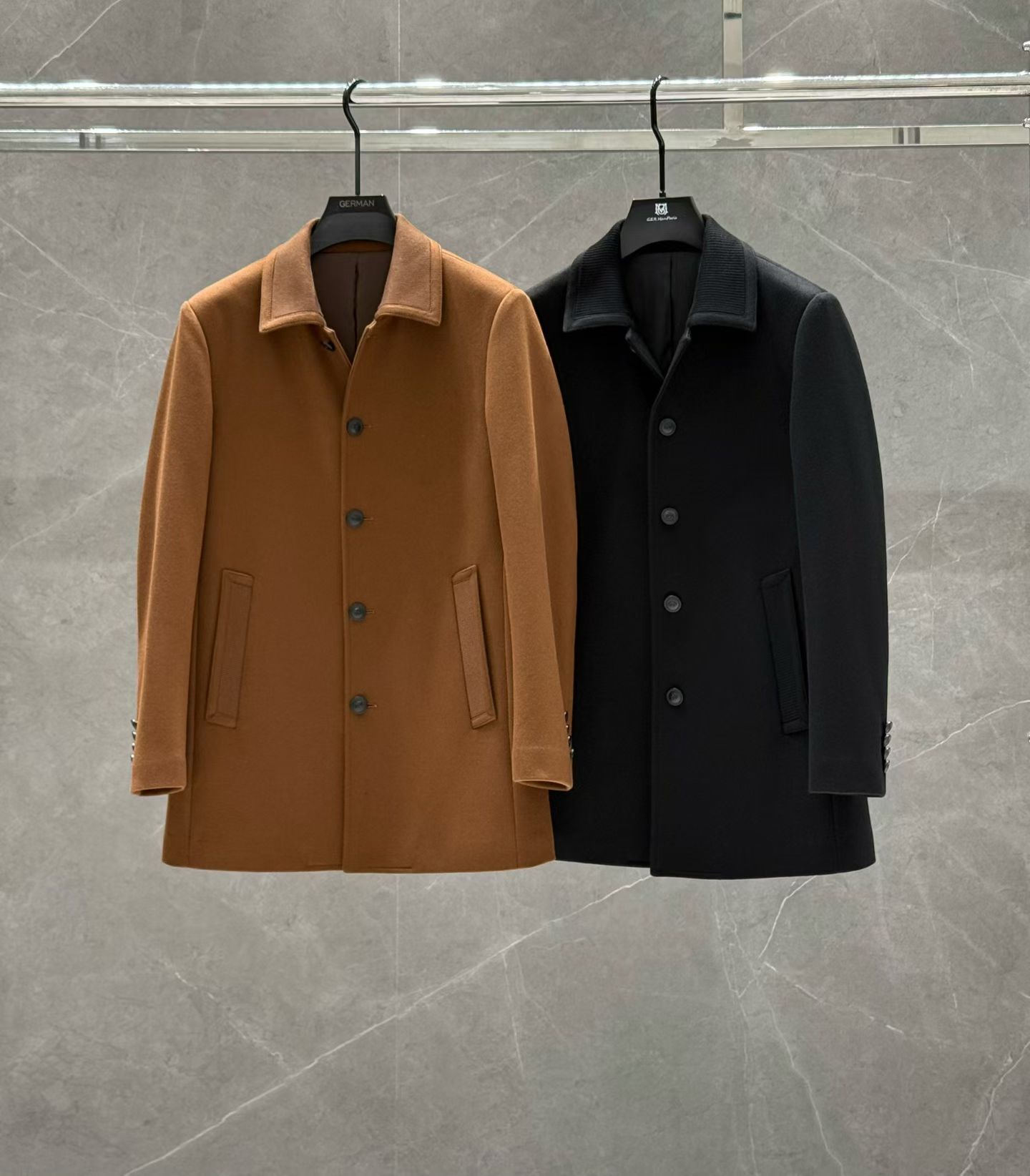 NO:598253,Burberr*y Burberr*y  2025 new winter men's lapel cotton coat, high-quality design, is a must-have for any man, handsome and handsome. The heavy craftsmanship goes straight to the craftsmanship, but the fashion stance remains firm, first-class texture, crisp and slim. The classic lapel style, mature and stable style, delicate texture, good gloss, and the texture is very clear, the style is simple and elegant, fashionable, and the version leads the current trend. The upper body effect is very good, the fabric is novel, and the feel is soft  Fearless and changeable, blooming in comfort and uniqueness. Confidence in the way of urban men's spring clothing. Multi-touch fabric selection, showing the eclectic charm. The upper body will not have any wrinkles, the shape is excellent, the upper body is stylish and handsome, the customized accessories are iconic, and the details determine success or failure. Colors and colors Sizes 48 - 56 can be worn up to 190 pounds.,,burberry,burberry,jackets & coats,alexander wang19860909Burberr*y 巴宝*莉 2025年冬季新款男士翻领加棉大衣外套,高品质设计,是任何男人都必备的王牌好货,帅气爆表.重工艺直冲工艺,但时尚立场坚挺如故,质感一流,挺括修身.经典翻领款,成熟稳重风,质感细腻,光泽感佳,且纹理非常清晰,款式简洁大气,时尚度强、版型引领当前趋势,上身效果非常好,面料新颖,手感软 无畏多变,舒适与独特中绽放.自信游走都市型男春装之道.多重触感的面料选择,彰显不拘一格的魅力上身不会有任何褶皱,版型极好,上身有型帅气,定制辅料带有标志性,细节决定成败.颜色图色 尺码48 - 56 最大可穿到190斤.,,burberry,burberry,jackets & coats,alexander wang,Men's clothing