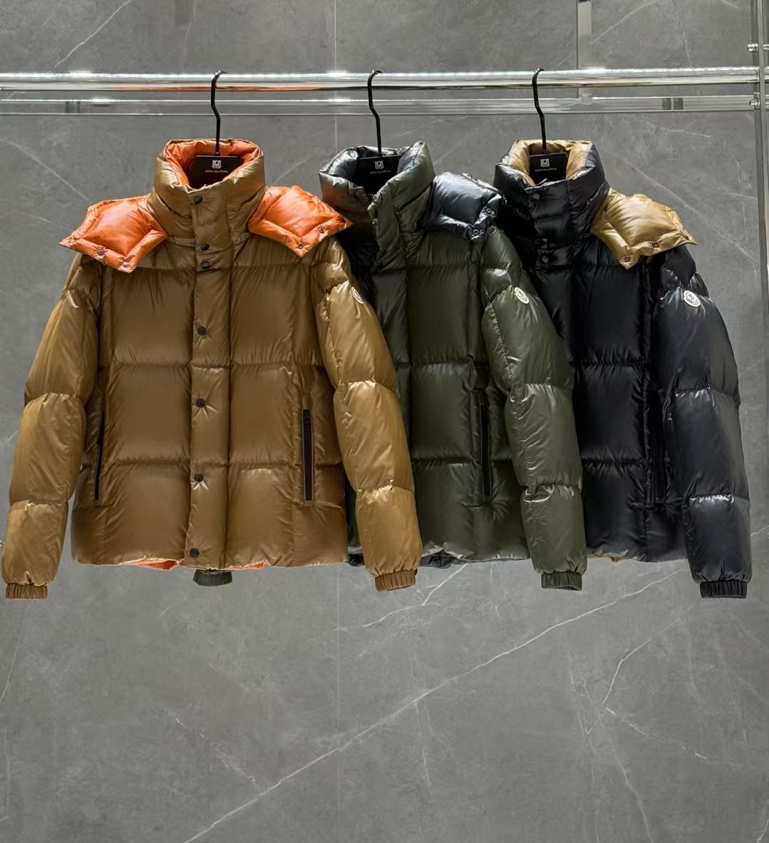 NO:598259,High version!  Moncl*r  2025 new winter men's hooded down jacket, high-quality goose down down jacket, high-quality design, a must-have for any man, handsome and handsome. Heavy craftsmanship, straight punching process, 90 down filling, but the fashion stance remains strong and the quality  First-class feeling, crisp and slim fit. Classic reprinted down jacket, mature and stable style, fine texture, good gloss, and very clear texture. The style is simple and elegant, highly fashionable, and the version leads the current trend. The upper body effect is very good, the fabric is novel, and the hand feels soft.  Fearless and changeable, blooming in comfort and uniqueness. Confidently walk the way of urban men's spring clothing. Multi-touch fabric selection, showing eclectic charm. The upper body will not have any wrinkles, the fit is excellent, the upper body is stylish and handsome, customized accessories are iconic, details determine success or failure. Colors and colors, sizes 48 - 56, can be worn up to 190 pounds.,, jackets & coats, down jacket, hats, alexander wang19860909高版本！Moncl*r 蒙*口 2025年冬季新款男士连帽羽绒服外套,高品质鹅绒羽绒服,高品质设计,是任何男人都必备的王牌好货,帅气爆表.重工艺直冲工艺,90绒填充,但时尚立场坚挺如故,质感一流,挺括修身.经典翻款羽绒服,成熟稳重风,质感细腻,光泽感佳,且纹理非常清晰,款式简洁大气,时尚度强、版型引领当前趋势,上身效果非常好,面料新颖,手感软 无畏多变,舒适与独特中绽放.自信游走都市型男春装之道.多重触感的面料选择,彰显不拘一格的魅力上身不会有任何褶皱,版型极好,上身有型帅气,定制辅料带有标志性,细节决定成败.颜色图色 尺码48 - 56 最大可穿到190斤.,,jackets & coats,down jacket,hats,alexander wang,Men's clothing