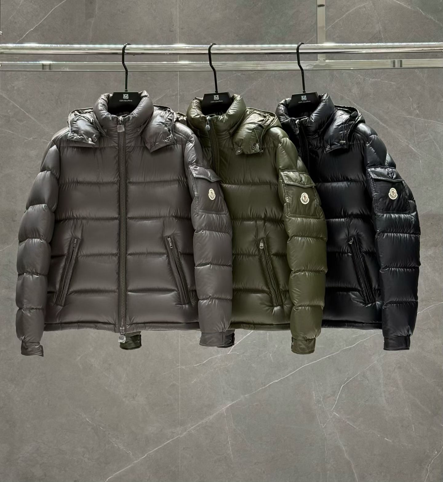 NO:598262,High version!  Moncl*r  2025 new winter men's hooded down jacket, high-quality goose down down jacket, high-quality Maya design, is a must-have for any man, handsome and handsome. Heavy craftsmanship, 90 down filling, but the fashion stance remains strong,  First-class texture, crisp and slim fit. Classic reprinted down jacket, mature and stable style, delicate texture, good gloss, and very clear texture. The style is simple and elegant, highly fashionable, and the version leads the current trend. The upper body effect is very good, the fabric is novel, and the hand feels soft.  Fearless and changeable, blooming in comfort and uniqueness. Confidently walk the way of urban men's spring clothing. Multi-touch fabric selection, showing eclectic charm. The upper body will not have any wrinkles, the fit is excellent, the upper body is stylish and handsome, customized accessories are iconic, details determine success or failure. Colors and colors, sizes 48 - 56, can be worn up to 190 pounds.,, jackets & coats, down jacket, hats, alexander wang19860909高版本！Moncl*r 蒙*口 2025年冬季新款男士连帽羽绒服外套,高品质鹅绒羽绒服,高品质玛雅设计,是任何男人都必备的王牌好货,帅气爆表.重工艺直冲工艺,90绒填充,但时尚立场坚挺如故,质感一流,挺括修身.经典翻款羽绒服,成熟稳重风,质感细腻,光泽感佳,且纹理非常清晰,款式简洁大气,时尚度强、版型引领当前趋势,上身效果非常好,面料新颖,手感软 无畏多变,舒适与独特中绽放.自信游走都市型男春装之道.多重触感的面料选择,彰显不拘一格的魅力上身不会有任何褶皱,版型极好,上身有型帅气,定制辅料带有标志性,细节决定成败.颜色图色 尺码48 - 56 最大可穿到190斤.,,jackets & coats,down jacket,hats,alexander wang,Men's clothing