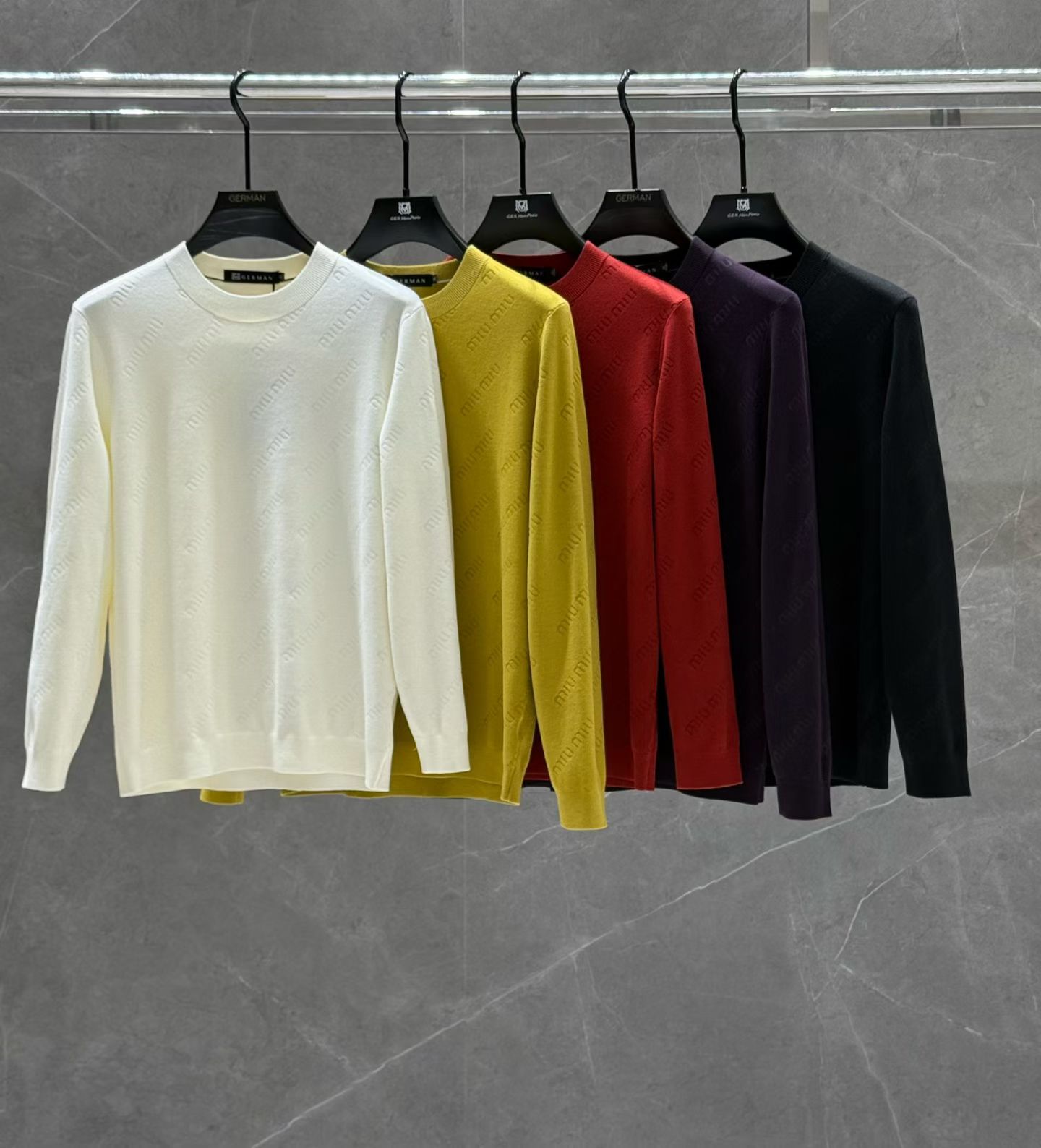 NO:598270,MIU MIU 2025 new autumn and winter men's casual woolen sweaters, the latest series on the counter, the series on sale. It comes from a top-level first-line factory, and the quality is perfect!  A very stylish item, made of high-end custom-made fabrics, popular for its comfort and breathability. It has a full-body floral LOGO design, and the upper body effect is great!  The original tailoring, the details are full of big-name style, this season's equipment you can just close your eyes and put it away!  Size 48-56, can wear up to 190 pounds.,,miumiu,alexander wang19860909MIU MIU 缪*缪 2025 年秋冬新款男士休闲羊毛衫,最新上柜系列,在售系列.来自大佬级的一线工厂,品相足够完美！非常有调调的一款单品,高级定制面料,舒适与透气特性备受青睐.通体满花LOGO设计,上身效果超赞！原版剪裁,细节尽显大牌范,这一季闭眼就收的装备！尺码48- 56,最大可穿190斤.,,miumiu,alexander wang,Men's clothing