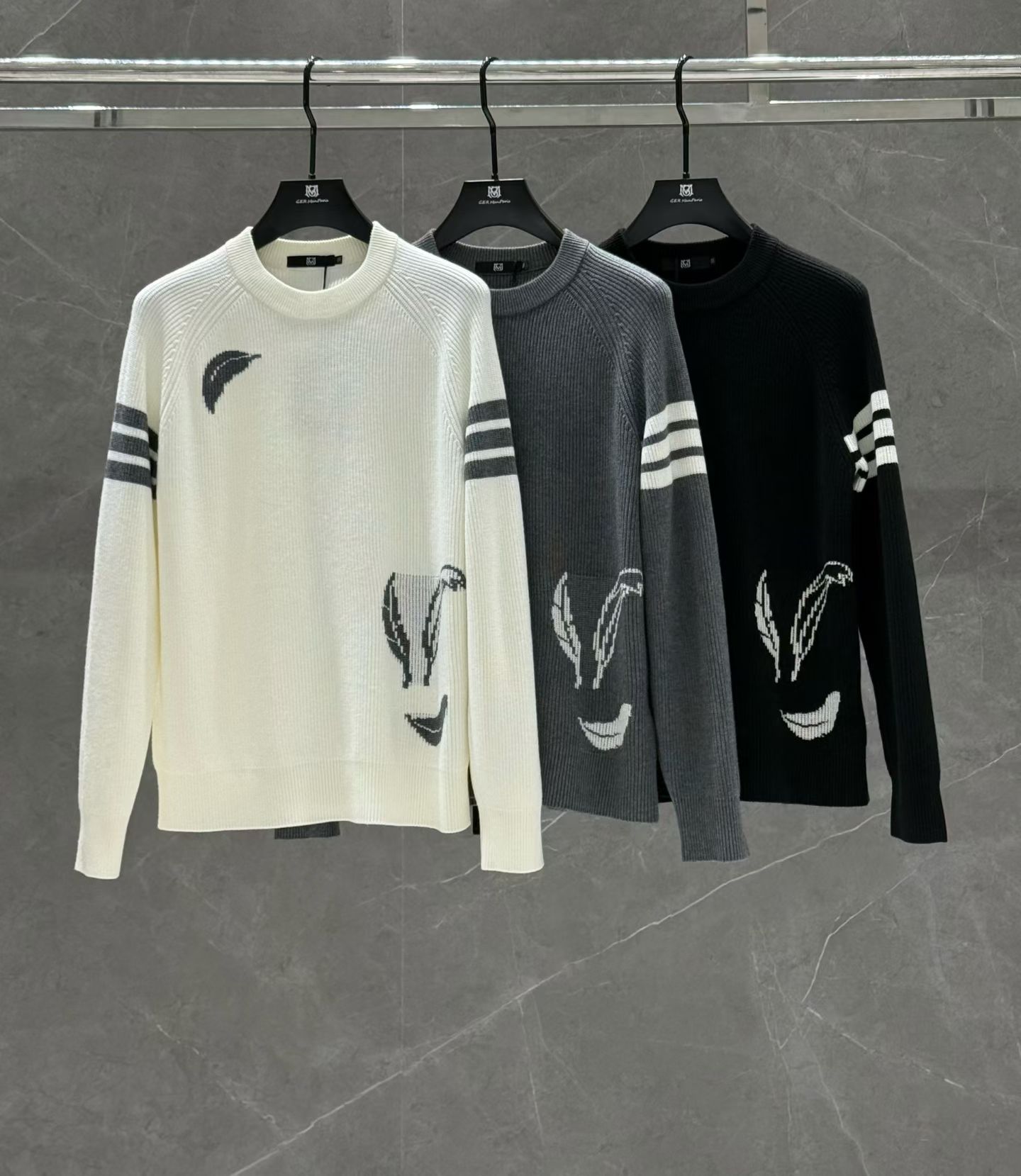 NO:598244,T*B Tom Brown's 2025 new autumn and winter men's casual woolen sweaters, the latest series on the counter, the series on sale. It comes from a top-level first-line factory, and the quality is perfect!  A very stylish item, made of high-end custom-made fabrics, popular for its comfort and breathability. It has a full-body floral LOGO design, and the upper body effect is great!  The original tailoring, the details are full of big-name style, this season's equipment you can just close your eyes and put it away!  Size 48-56, can wear up to 190 pounds.,,thom browne,alexander wang19860909T*B 汤姆*布朗 2025 年秋冬新款男士休闲羊毛衫,最新上柜系列,在售系列.来自大佬级的一线工厂,品相足够完美！非常有调调的一款单品,高级定制面料,舒适与透气特性备受青睐.通体满花LOGO设计,上身效果超赞！原版剪裁,细节尽显大牌范,这一季闭眼就收的装备！尺码48- 56,最大可穿190斤.,,thom browne,alexander wang,Men's clothing