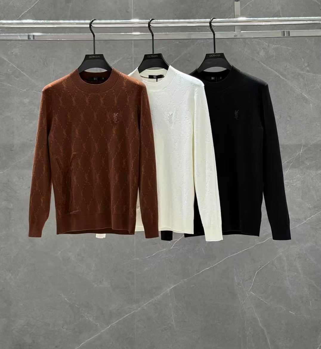 NO:598247,S*L Saint Laurent 2025 new autumn and winter men's casual woolen sweaters, the latest series on the counter, the series on sale. It comes from a top-level first-line factory, and the quality is perfect!  A very stylish item, made of high-end custom-made fabrics, popular for its comfort and breathability. It has a full-body floral LOGO design, and the upper body effect is great!  The original tailoring, the details are full of big-name style, this season's equipment you can just close your eyes and put it away!  Size 48-56, can wear up to 190 pounds.,,saint laurent,alexander wang19860909S*L 圣罗*兰 2025 年秋冬新款男士休闲羊毛衫,最新上柜系列,在售系列.来自大佬级的一线工厂,品相足够完美！非常有调调的一款单品,高级定制面料,舒适与透气特性备受青睐.通体满花LOGO设计,上身效果超赞！原版剪裁,细节尽显大牌范,这一季闭眼就收的装备！尺码48- 56,最大可穿190斤.,,saint laurent,alexander wang,Men's clothing