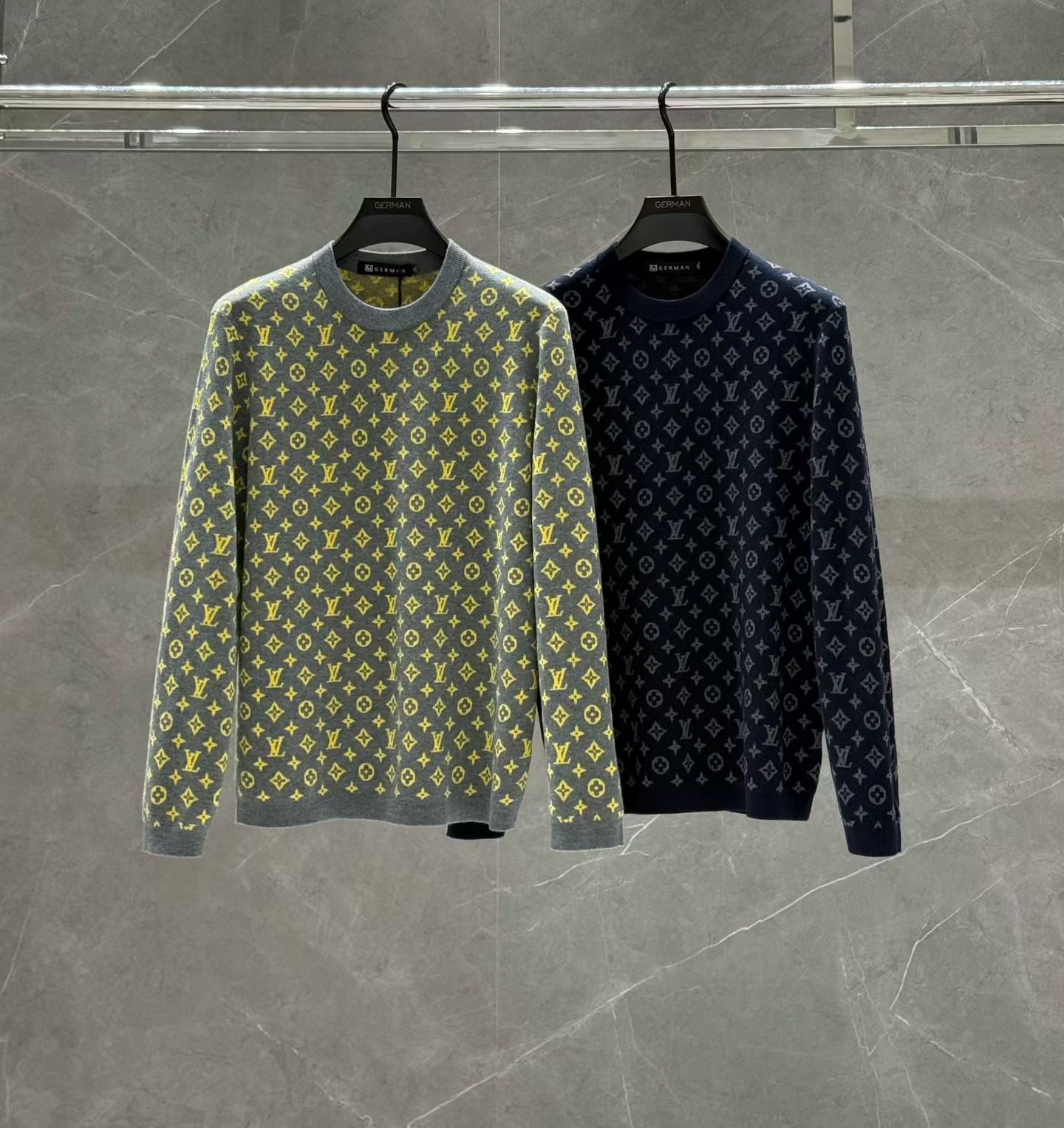 NO:598250,Louis Vuitt*n Louis Vuitton's 2025 new autumn and winter men's casual woolen sweaters, the latest series on the shelves, the series on sale. It comes from a top-level first-line factory, and the quality is perfect!  A very stylish item, made of high-end custom-made fabrics, popular for its comfort and breathability. It has a full-body floral LOGO design, and the upper body effect is great!  The original tailoring, the details are full of big-name style, this season's equipment you can just close your eyes and put it away!  Size 48-56, can wear up to 190 pounds.,,louis vuitton,louis vuitton,alexander wang19860909Louis Vuitt*n 路易*威登 2025 年秋冬新款男士休闲羊毛衫,最新上柜系列,在售系列.来自大佬级的一线工厂,品相足够完美！非常有调调的一款单品,高级定制面料,舒适与透气特性备受青睐.通体满花LOGO设计,上身效果超赞！原版剪裁,细节尽显大牌范,这一季闭眼就收的装备！尺码48- 56,最大可穿190斤.,,louis vuitton,louis vuitton,alexander wang,Men's clothing