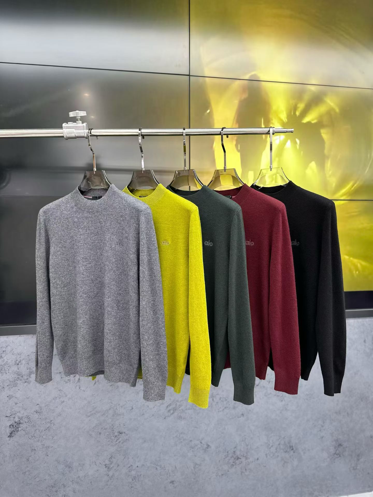 NO:652537,alo 2025 new winter men's casual cashmere sweater. A versatile item that everyone can wear. Advanced custom-made fabric, its fiber is extremely delicate, high-end fashionable and trendy. It is the thinnest sweater variety. It not only has good elasticity, but also feels very soft and delicate, very comfortable to wear next to the body, and has a very good warmth and moisture absorption function. It is full of luxury. The workmanship is extremely sophisticated and rigorous, and the wiring is neat and meticulous!  A masterpiece from a famous designer!  Let you perfectly combine fashion, leisure and trend, with colors and patterns. Sizes M-3XL, can wear up to 190 pounds.,,sweaters,alexander wang19860909alo 2025 冬季新款男士休闲山羊绒毛衣.人手一件的百搭单品.高级定制面料,其纤维格外细致,高端时尚潮流穿搭,是毛衣品种中最细的,不但弹性好,而且手感十分柔软细腻,贴身穿相当舒适,并且具有相当好的保暖吸湿功能.奢华感十足.做工极为考究严谨,走线工整细致！大牌设计师巨作！让您时尚休闲与潮流完美结合,颜色图色.尺码Ｍ-3XL,最大可穿190斤.,,sweaters,alexander wang,Men's clothing