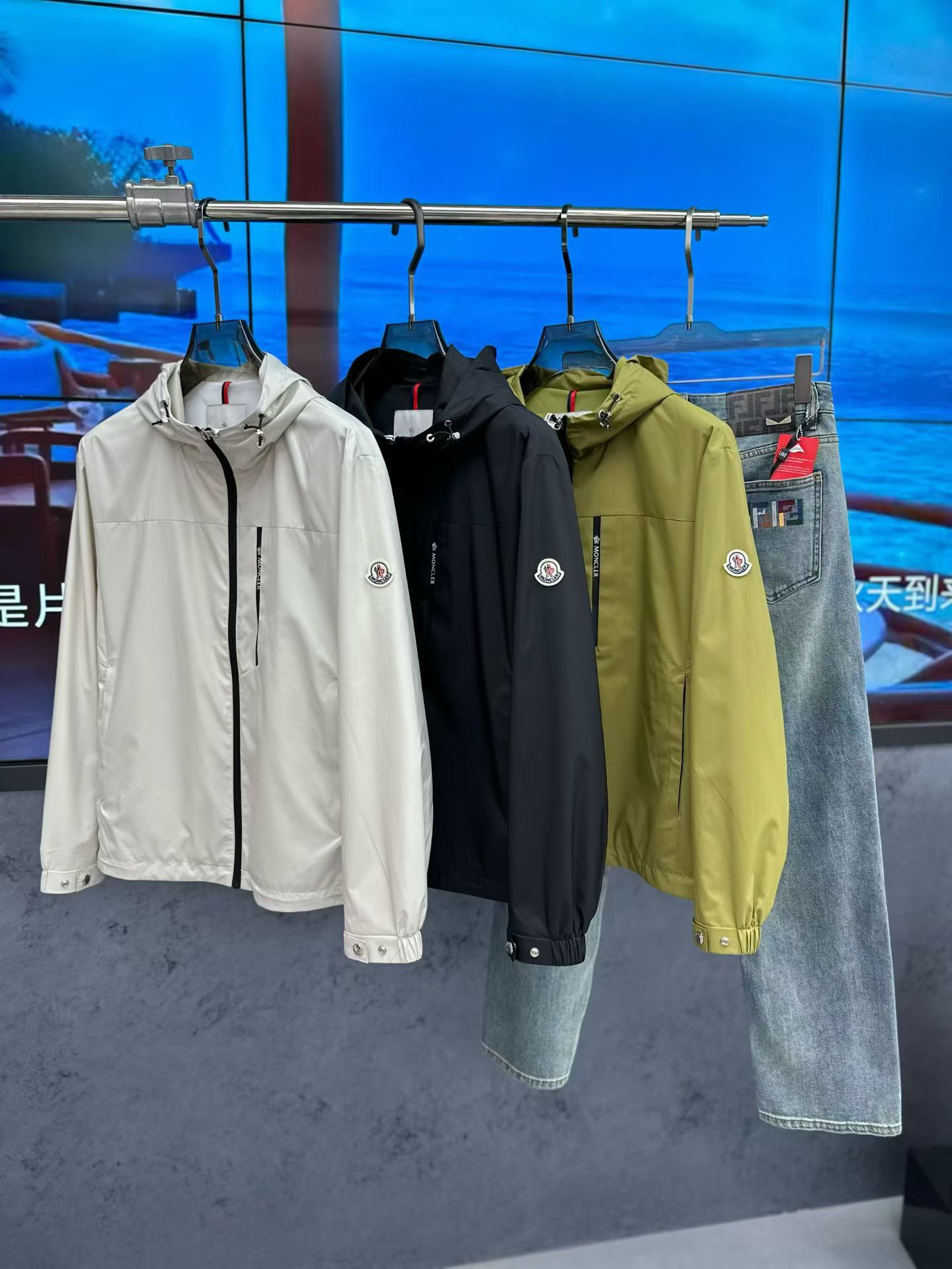 NO:733574,Moncl*r 2026 spring men's casual hooded jacket. The latest series on the counter, the series on sale. From the first-line factory of the boss, the quality is perfect!  A very stylish item, made of high-end custom-made fabrics, popular for its comfort and breathability. It has a full-body floral LOGO design, and the upper body effect is great!  The original tailoring, the details are full of big-name style, this season's equipment you can just close your eyes and put it away!  Size 48 - 56, can wear up to 190 pounds.,,jackets & coats,jackets & coats,hats,19860909Moncl*r 蒙*口 2026年春款男士休闲连帽夹克外套.最新上柜系列,在售系列.来自大佬级的一线工厂,品相足够完美！非常有调调的一款单品,高级定制面料,舒适与透气特性备受青睐.通体满花LOGO设计,上身效果超赞！原版剪裁,细节尽显大牌范,这一季闭眼就收的装备！尺码48 - 56,最大可穿190斤.,,jackets & coats,jackets & coats,hats,,Men's clothing