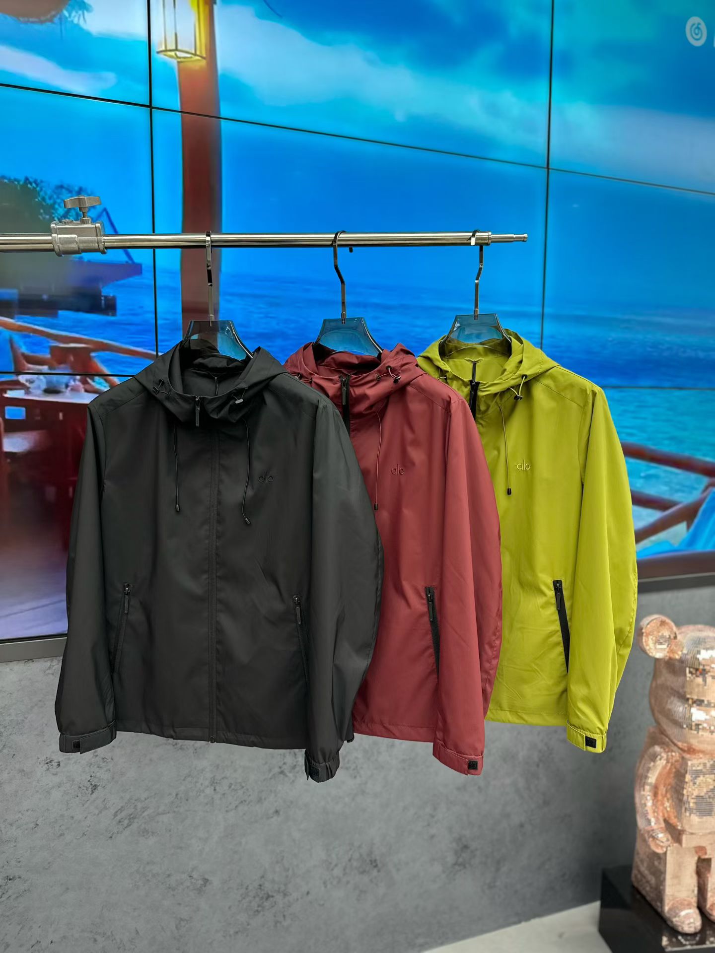 NO:733578,Alo 2026 spring men's casual hooded jacket. The latest series on the shelves and on sale. From a top-notch first-line factory, the quality is perfect!  A very stylish item, made of high-end custom-made fabrics, popular for its comfort and breathability. It has a full-body floral LOGO design, and the upper body effect is great!  The original tailoring, the details are full of big-name style, this season's equipment you can just close your eyes and put it away!  Size 48 - 56, can wear up to 190 pounds.,,jackets & coats,jackets & coats,hats,19860909Alo 2026年春款男士休闲连帽夹克外套.最新上柜系列,在售系列.来自大佬级的一线工厂,品相足够完美！非常有调调的一款单品,高级定制面料,舒适与透气特性备受青睐.通体满花LOGO设计,上身效果超赞！原版剪裁,细节尽显大牌范,这一季闭眼就收的装备！尺码48 - 56,最大可穿190斤.,,jackets & coats,jackets & coats,hats,,Men's clothing