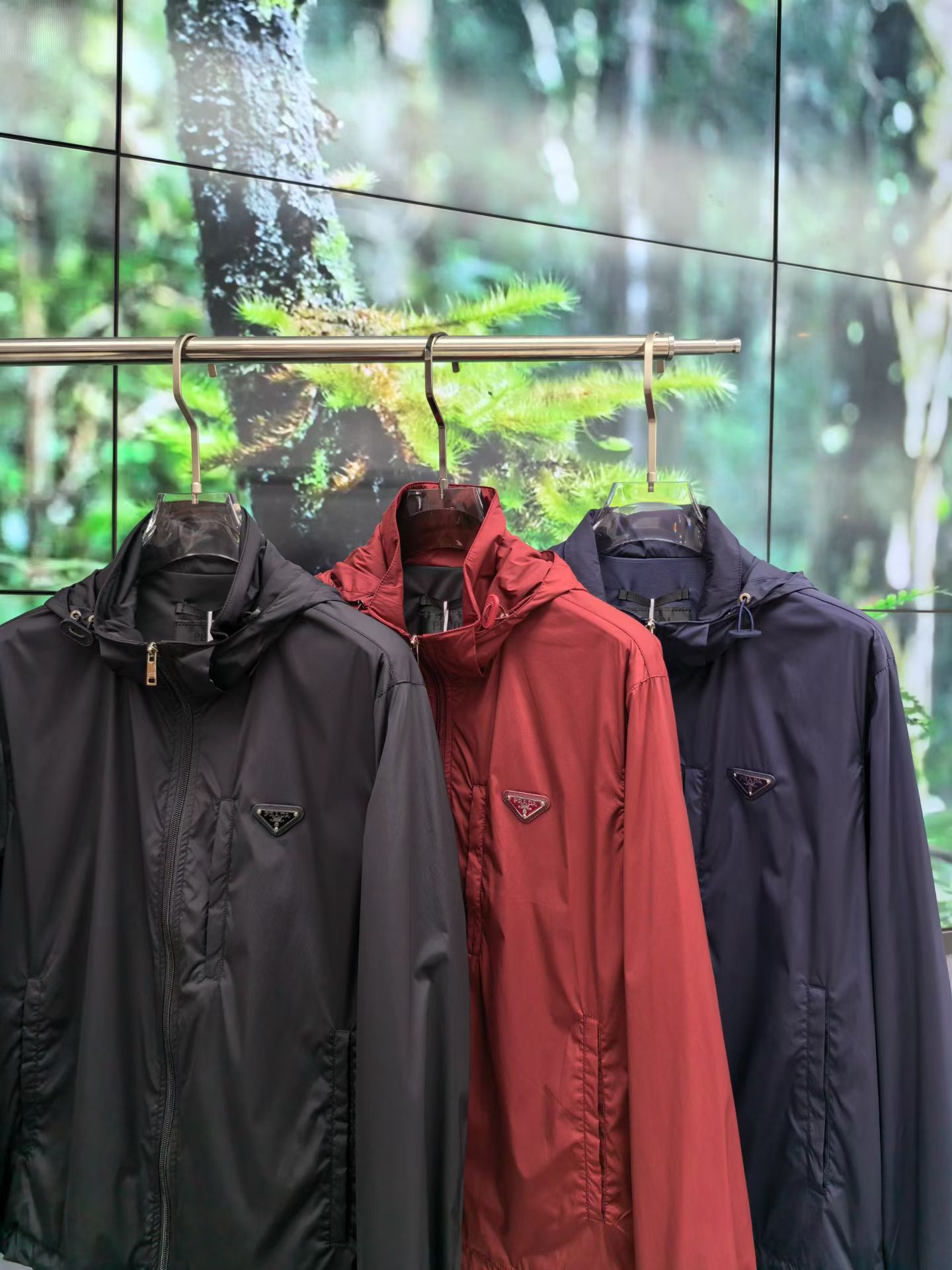 NO:733581,PRA*A 2026 spring men's casual hooded jacket. The latest series on the counter, the series on sale. It comes from a top-level first-line factory, and the quality is perfect!  A very stylish item, made of high-end custom-made fabrics, popular for its comfort and breathability. It has a full-body floral LOGO design, and the upper body effect is great!  The original tailoring, the details are full of big-name style, this season's equipment you can just close your eyes and put it away!  Size 48 - 56, can wear up to 190 pounds.,,prada,prada,jackets & coats,jackets & coats,hats,19860909PRA*A 普拉*达 2026年春款男士休闲连帽夹克外套.最新上柜系列,在售系列.来自大佬级的一线工厂,品相足够完美！非常有调调的一款单品,高级定制面料,舒适与透气特性备受青睐.通体满花LOGO设计,上身效果超赞！原版剪裁,细节尽显大牌范,这一季闭眼就收的装备！尺码48 - 56,最大可穿190斤.,,prada,prada,jackets & coats,jackets & coats,hats,,Men's clothing