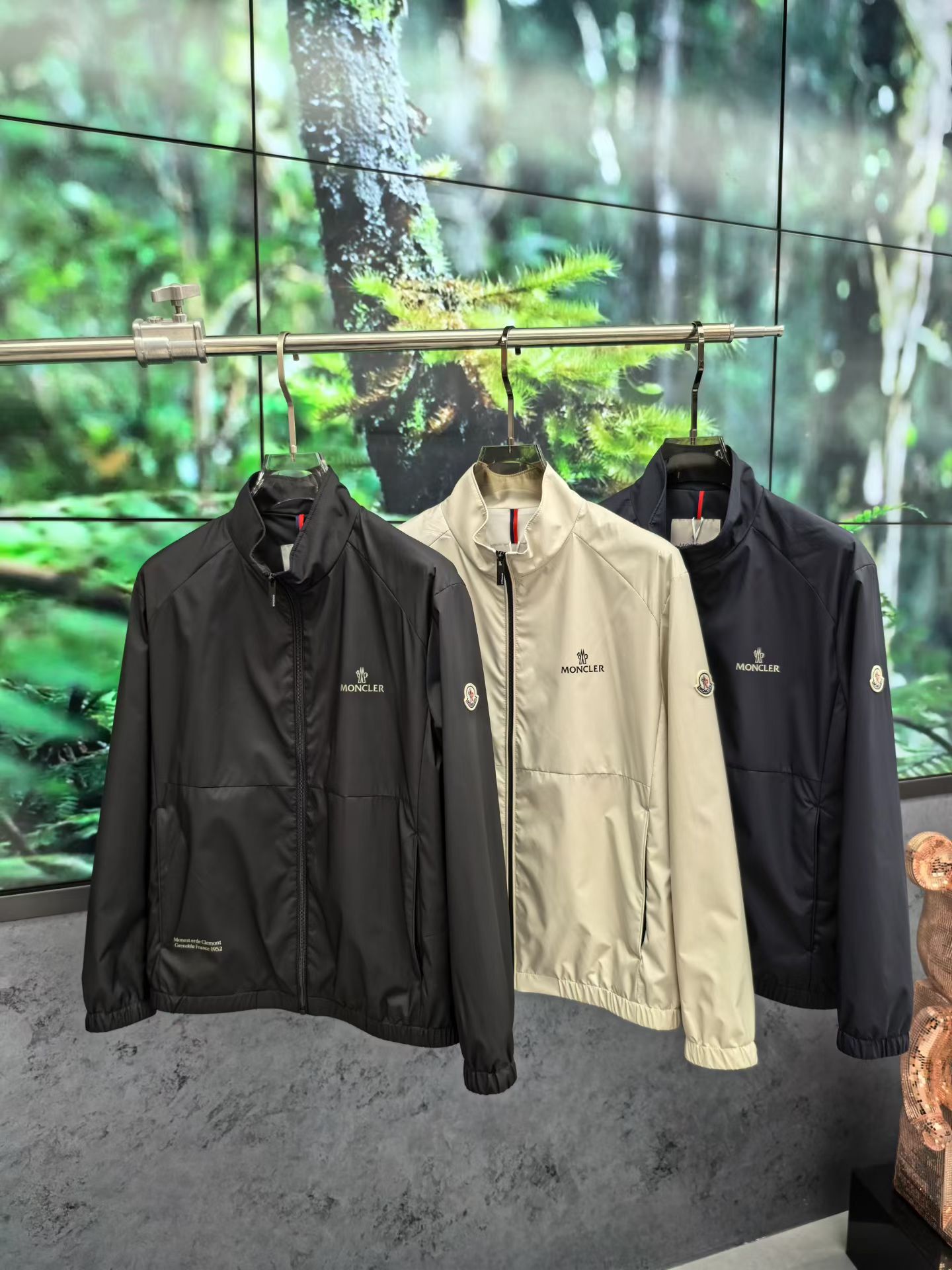 NO:733584,Moncl*r 2026 Spring Men's Casual Stand Collar Jacket. The latest series on the counter, the series on sale. It comes from a top-level first-line factory, and the quality is perfect!  A very stylish item, made of high-end custom-made fabrics, popular for its comfort and breathability. It has a full-body floral LOGO design, and the upper body effect is great!  The original tailoring, the details are full of big-name style, this season's equipment you can just close your eyes and put it away!  Size 48 - 56, can wear up to 190 pounds.,,jackets & coats,jackets & coats,19860909Moncl*r 蒙*口 2026年春款男士休闲立领夹克外套.最新上柜系列,在售系列.来自大佬级的一线工厂,品相足够完美！非常有调调的一款单品,高级定制面料,舒适与透气特性备受青睐.通体满花LOGO设计,上身效果超赞！原版剪裁,细节尽显大牌范,这一季闭眼就收的装备！尺码48 - 56,最大可穿190斤.,,jackets & coats,jackets & coats,,Men's clothing