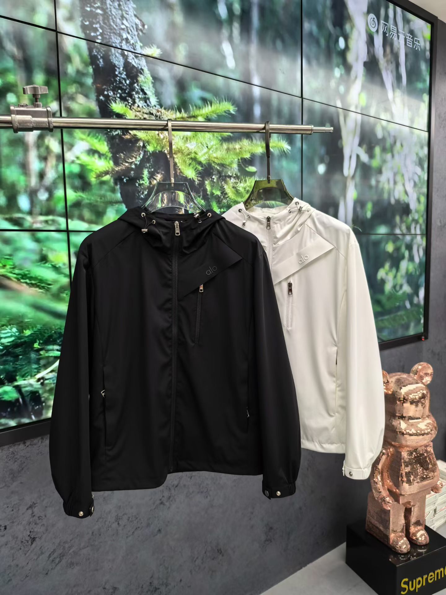 NO:733588,Alo 2026 spring men's casual hooded jacket. The latest series on the shelves and on sale. From a top-notch first-line factory, the quality is perfect!  A very stylish item, made of high-end custom-made fabrics, popular for its comfort and breathability. It has a full-body floral LOGO design, and the upper body effect is great!  The original tailoring, the details are full of big-name style, this season's equipment you can just close your eyes and put it away!  Size 48 - 56, can wear up to 190 pounds.,,jackets & coats,jackets & coats,hats,19860909Alo 2026年春款男士休闲连帽夹克外套.最新上柜系列,在售系列.来自大佬级的一线工厂,品相足够完美！非常有调调的一款单品,高级定制面料,舒适与透气特性备受青睐.通体满花LOGO设计,上身效果超赞！原版剪裁,细节尽显大牌范,这一季闭眼就收的装备！尺码48 - 56,最大可穿190斤.,,jackets & coats,jackets & coats,hats,,Men's clothing