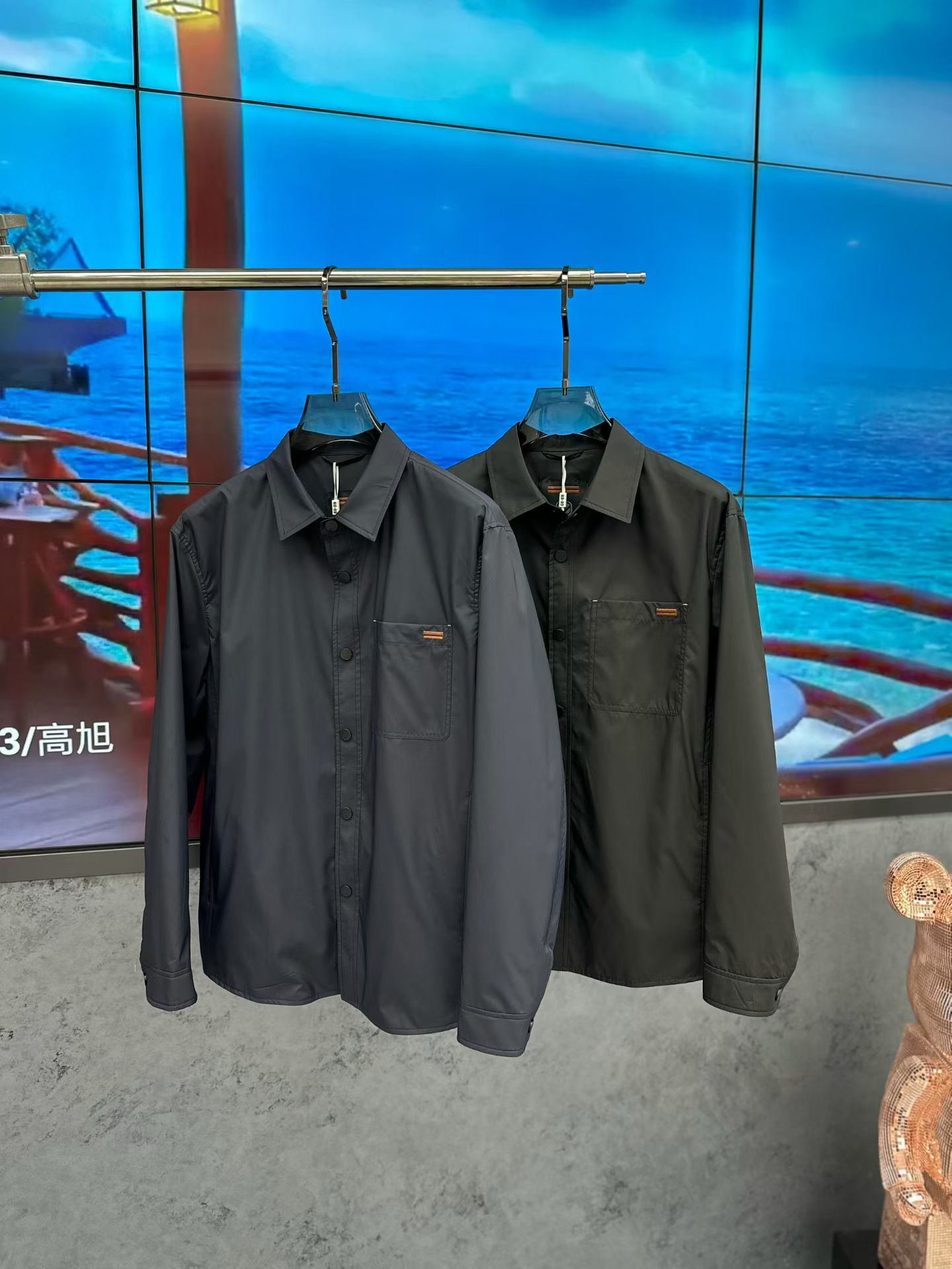 NO:733592,Zeg*a 2026 spring men's casual lapel jacket. The latest series on the shelves and on sale. It comes from a top-level first-line factory, and the quality is perfect!  A very stylish item, made of high-end custom-made fabrics, popular for its comfort and breathability. It has a full-body floral LOGO design, and the upper body effect is great!  The original tailoring, the details are full of big-name style, this season's equipment you can just close your eyes and put it away!  Size 48 - 56, can wear up to 190 pounds.,,zegna,jackets & coats,jackets & coats,19860909Zeg*a 杰尼*亚 2026年春款男士休闲翻领夹克外套.最新上柜系列,在售系列.来自大佬级的一线工厂,品相足够完美！非常有调调的一款单品,高级定制面料,舒适与透气特性备受青睐.通体满花LOGO设计,上身效果超赞！原版剪裁,细节尽显大牌范,这一季闭眼就收的装备！尺码48 - 56,最大可穿190斤.,,zegna,jackets & coats,jackets & coats,,Men's clothing