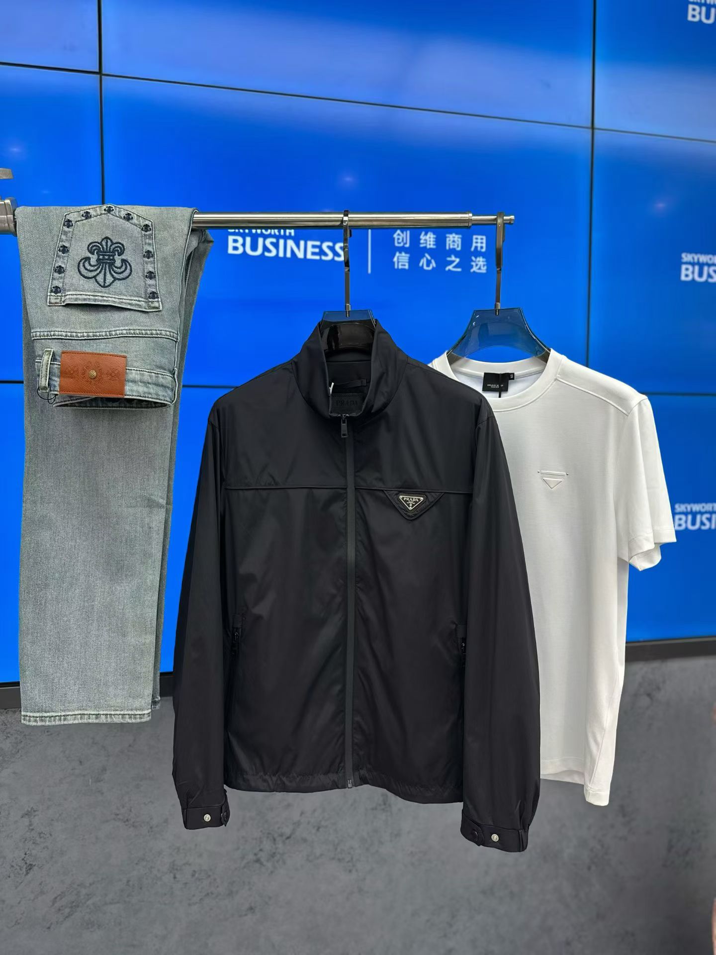 NO:733601,PRA*A 2026 spring men's casual stand-collar jacket. The latest series on the counter and the series on sale. It comes from a top-level first-line factory and is in perfect condition!  A very stylish item, made of high-end custom-made fabrics, popular for its comfort and breathability. It has a full-body floral LOGO design, and the upper body effect is great!  The original tailoring, the details are full of big-name style, this season's equipment you can just close your eyes and put it away!  Size 48 - 56, can wear up to 190 pounds.,,prada,prada,jackets & coats,jackets & coats,19860909PRA*A 普拉*达 2026年春款男士休闲立领夹克外套.最新上柜系列,在售系列.来自大佬级的一线工厂,品相足够完美！非常有调调的一款单品,高级定制面料,舒适与透气特性备受青睐.通体满花LOGO设计,上身效果超赞！原版剪裁,细节尽显大牌范,这一季闭眼就收的装备！尺码48 - 56,最大可穿190斤.,,prada,prada,jackets & coats,jackets & coats,,Men's clothing