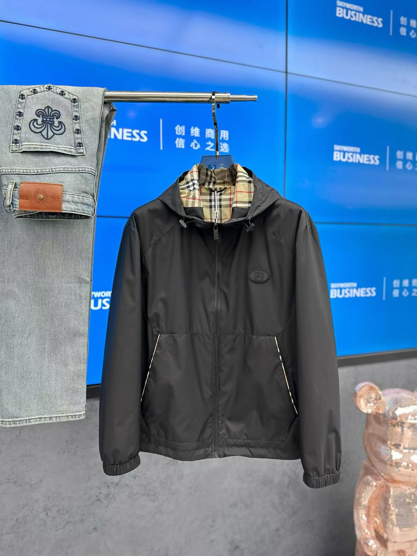 NO:733606,Burber*y 2026 spring men's casual hooded jacket. The latest series on the shelves and on sale. It comes from a top-notch first-line factory and is in perfect condition!  A very stylish item, made of high-end custom-made fabrics, popular for its comfort and breathability. It has a full-body floral LOGO design, and the upper body effect is great!  The original tailoring, the details are full of big-name style, this season's equipment you can just close your eyes and put it away!  Size 48 - 56, can wear up to 190 pounds.,,burberry,burberry,jackets & coats,jackets & coats,hats,19860909Burber*y 巴宝*莉 2026年春款男士休闲连帽夹克外套.最新上柜系列,在售系列.来自大佬级的一线工厂,品相足够完美！非常有调调的一款单品,高级定制面料,舒适与透气特性备受青睐.通体满花LOGO设计,上身效果超赞！原版剪裁,细节尽显大牌范,这一季闭眼就收的装备！尺码48 - 56,最大可穿190斤.,,burberry,burberry,jackets & coats,jackets & coats,hats,,Men's clothing