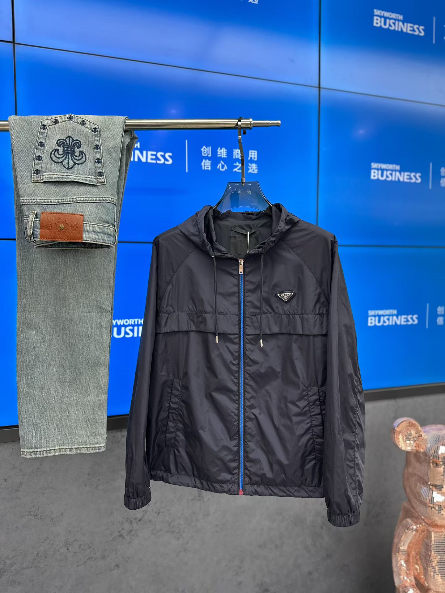 NO:733611,PRA*A 2026 spring men's casual hooded jacket. The latest series on the counter, the series on sale. It comes from a top-level first-line factory, and the quality is perfect!  A very stylish item, made of high-end custom-made fabrics, popular for its comfort and breathability. It has a full-body floral LOGO design, and the upper body effect is great!  The original tailoring, the details are full of big-name style, this season's equipment you can just close your eyes and put it away!  Size 48 - 56, can wear up to 190 pounds.,,prada,prada,jackets & coats,jackets & coats,hats,19860909PRA*A 普拉*达 2026年春款男士休闲连帽夹克外套.最新上柜系列,在售系列.来自大佬级的一线工厂,品相足够完美！非常有调调的一款单品,高级定制面料,舒适与透气特性备受青睐.通体满花LOGO设计,上身效果超赞！原版剪裁,细节尽显大牌范,这一季闭眼就收的装备！尺码48 - 56,最大可穿190斤.,,prada,prada,jackets & coats,jackets & coats,hats,,Men's clothing