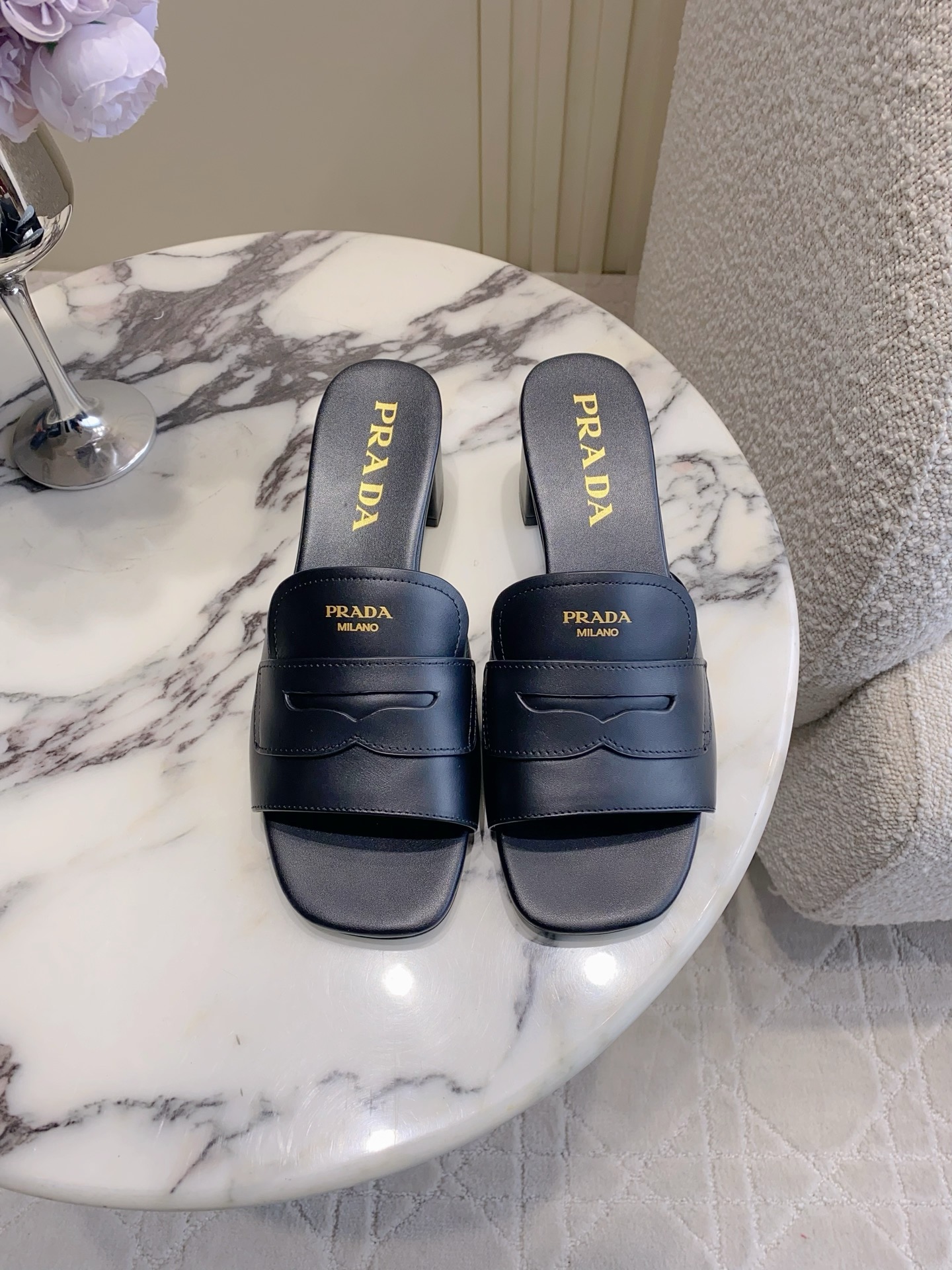 NO:784341,Prad* new thick high-heeled sandals, simple and elegant, ever-changing style, calfskin upper, sheepskin lining, Italian genuine leather outsole, heel height 5.5cm, size 35-39 (34 40 41 customized), slippers, prada, slippers, cowhide, sheepskin, Leather soles19860909Prad*新款粗高跟凉拖鞋 简约大气 万年百搭款 鞋面小牛皮 内里垫脚羊皮 意大利真皮大底 跟高5.5cm 尺码35-39（34 40 41定做）,拖鞋单鞋,prada,slippers,cowhide,sheepskin,Leather soles,Women's Shoes