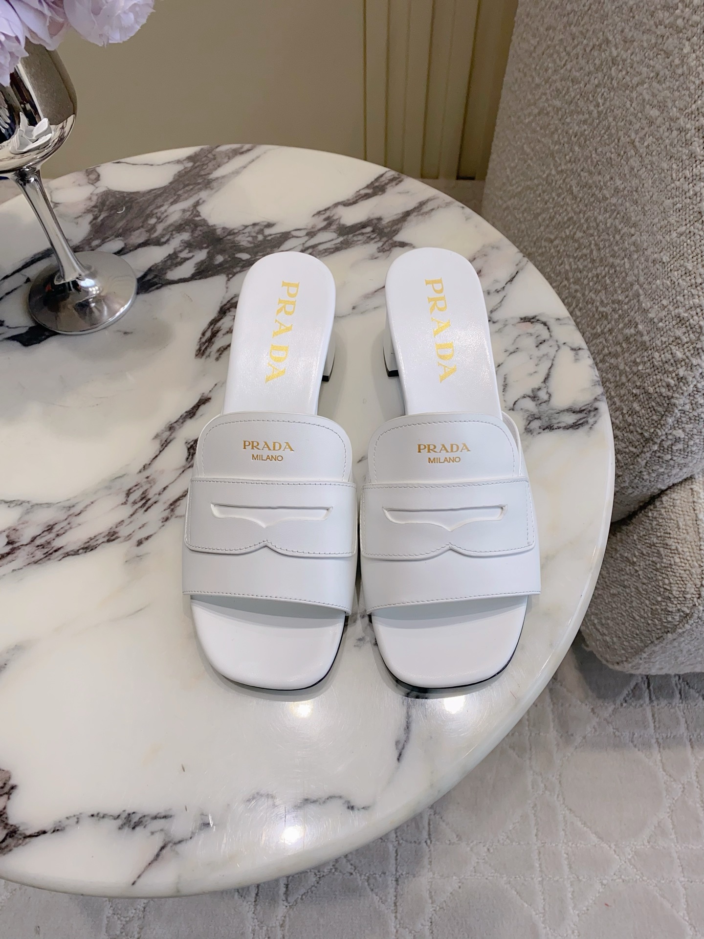 NO:749140,Prad* new thick high-heeled sandals, simple and elegant, ever-changing style, calfskin upper, sheepskin lining, Italian genuine leather outsole, heel height 5.5cm, size 35-39 (34 40 41 customized), slippers, prada, slippers, cowhide, sheepskin, Leather soles19860909Prad*新款粗高跟凉拖鞋 简约大气 万年百搭款 鞋面小牛皮 内里垫脚羊皮 意大利真皮大底 跟高5.5cm 尺码35-39（34 40 41定做）,拖鞋,prada,slippers,cowhide,sheepskin,Leather soles,Women's Shoes