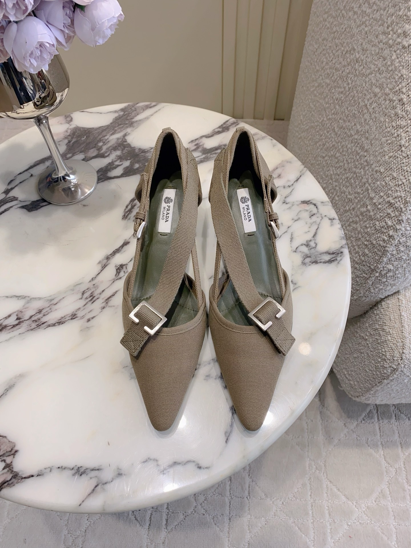 NO:749130,Prad* new pointed toe hollow kitten heel high heels, classic and versatile style, gentle and intellectual style, comfortable and easy to wear, original cloth upper, sheepskin lining, heel height 3.5cm, Italian leather outsole, size 35-39 (34 40 41 customized), single shoes, prada, high heels, sheepskin, Leather soles19860909Prad*新款尖头中空小猫跟高跟鞋 经典百搭款 温柔知性风 舒适好穿 鞋面原版布面 内里垫脚羊皮 跟高3.5cm 意大利真皮大底 尺码35-39（34 40 41定做）,单鞋,prada,high heels,sheepskin,Leather soles,Women's Shoes