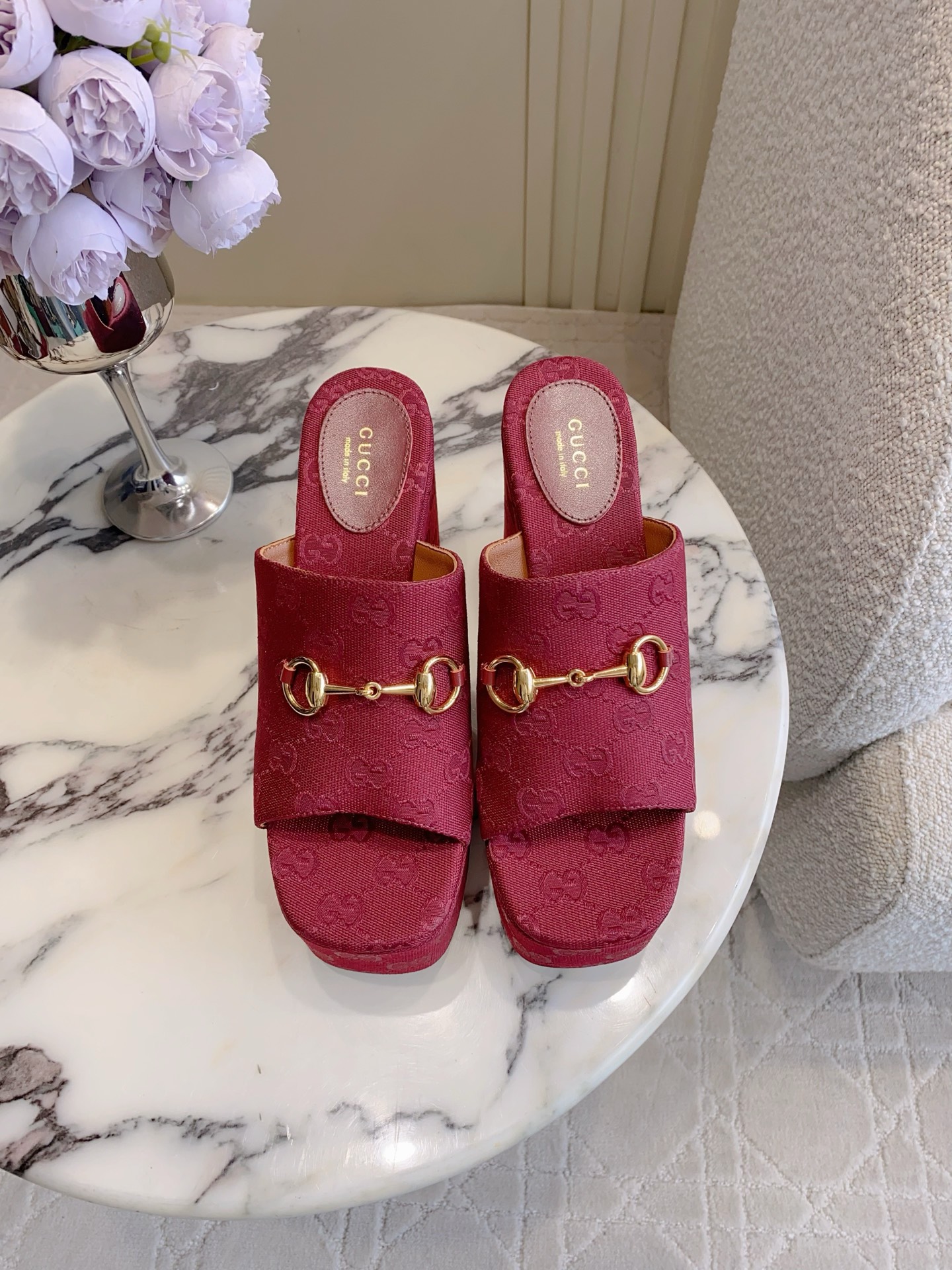 NO:816532,Gucc* new wedge high-heeled sandals, classic horsebit decoration, versatile and durable, the upper leg will become longer in seconds, sheepskin/cloth upper, sheepskin lining, Italian genuine leather outsole, heel height 12cm, size 35-39 (40 41 42 customized), slippers, gucci, slippers, sheepskin, Leather soles19860909Gucc*新款坡跟高跟凉拖鞋 经典马衔扣装饰百搭耐看 上脚秒变大长腿 鞋面羊皮/布面 内里垫脚羊皮 意大利真皮大底 跟高12cm 尺码35-39（40 41 42定做）,拖鞋,gucci,slippers,sheepskin,Leather soles,Women's Shoes